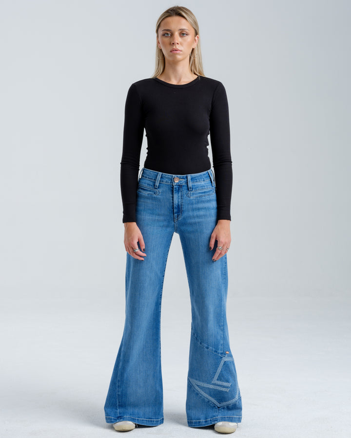 Kyanite. 30". Antique.