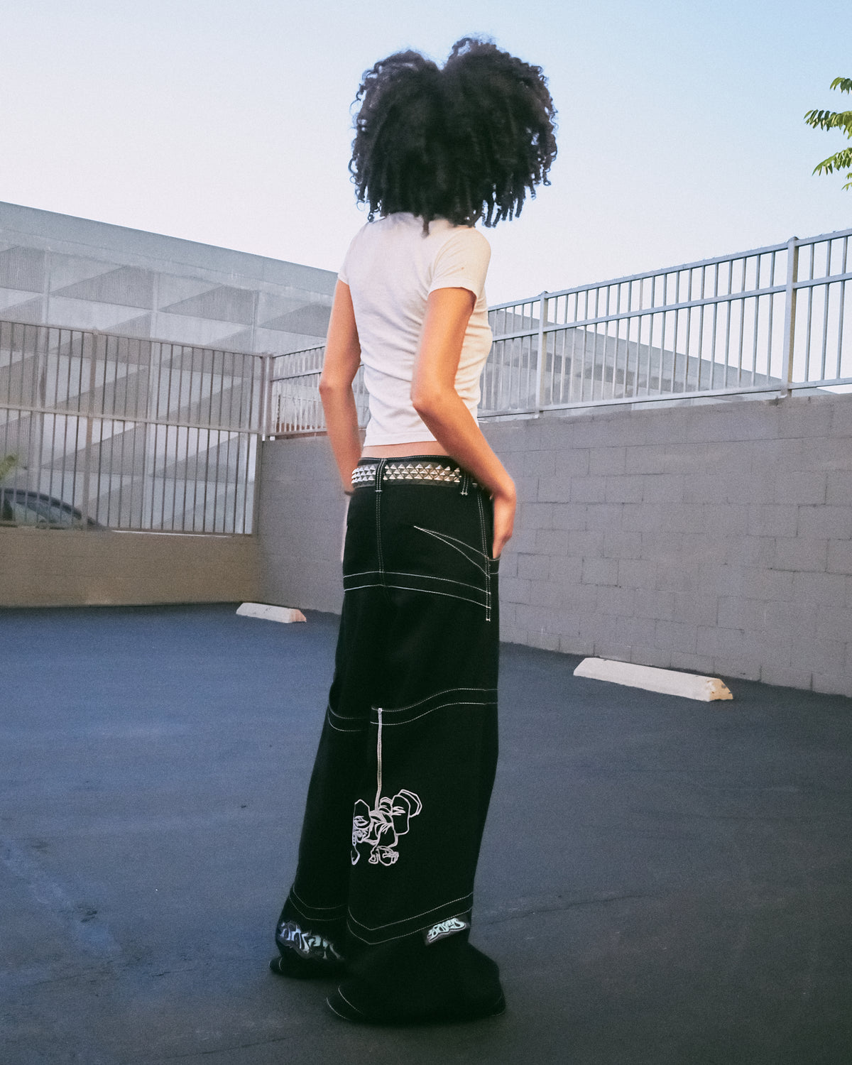 W Hangin'. 34". Jet Black.