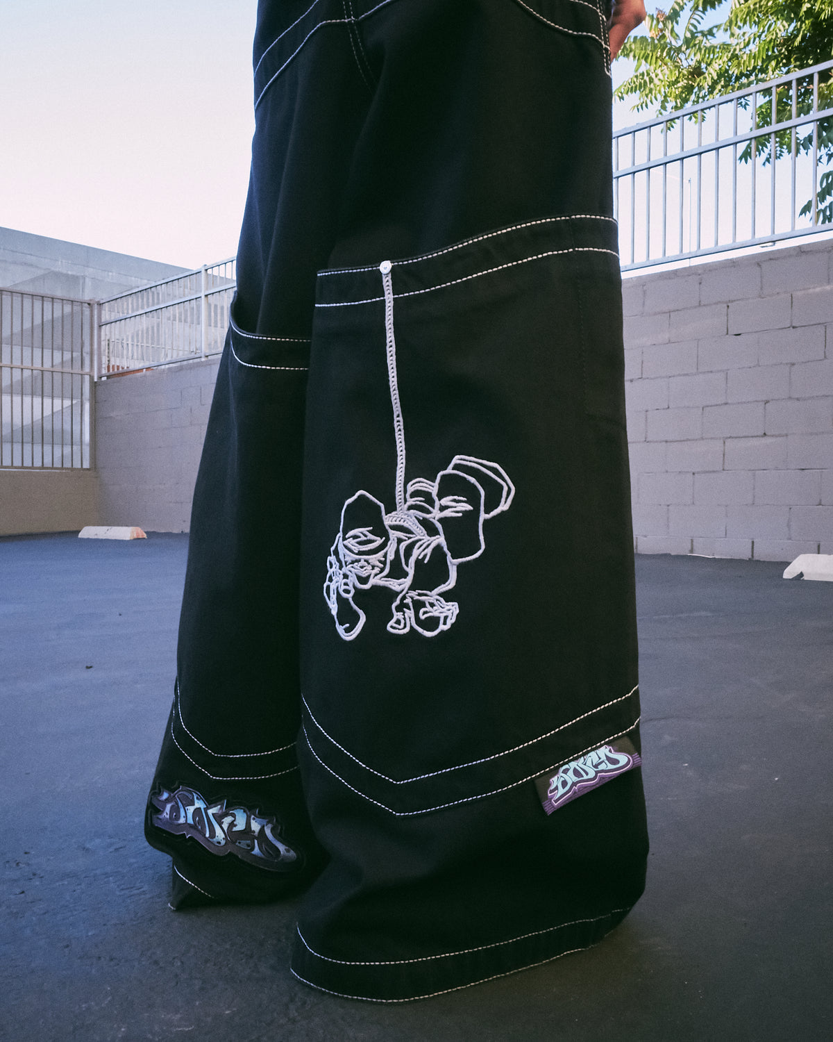 W Hangin'. 34". Jet Black.