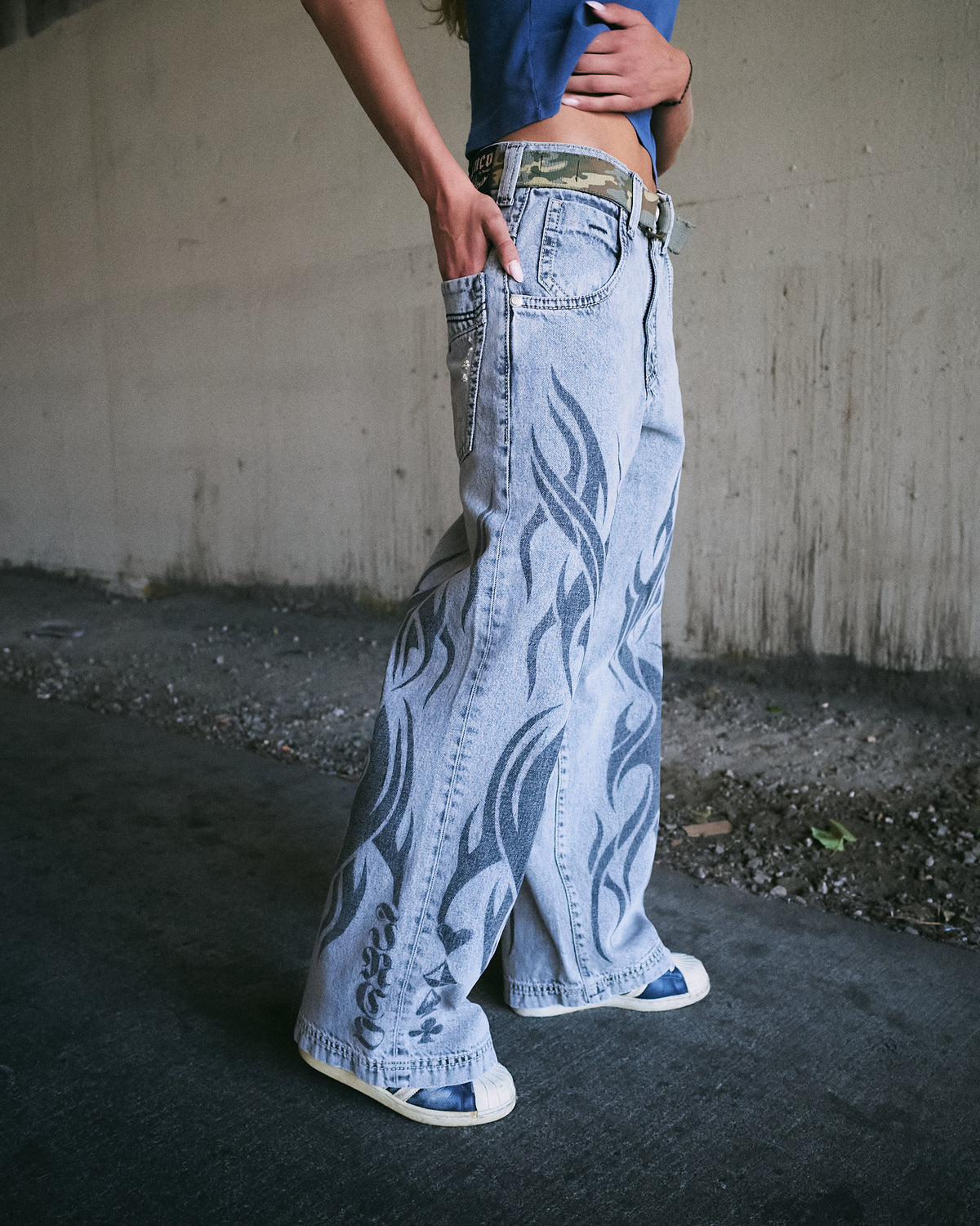 W Flame Karatz. 23". Black Vintage.