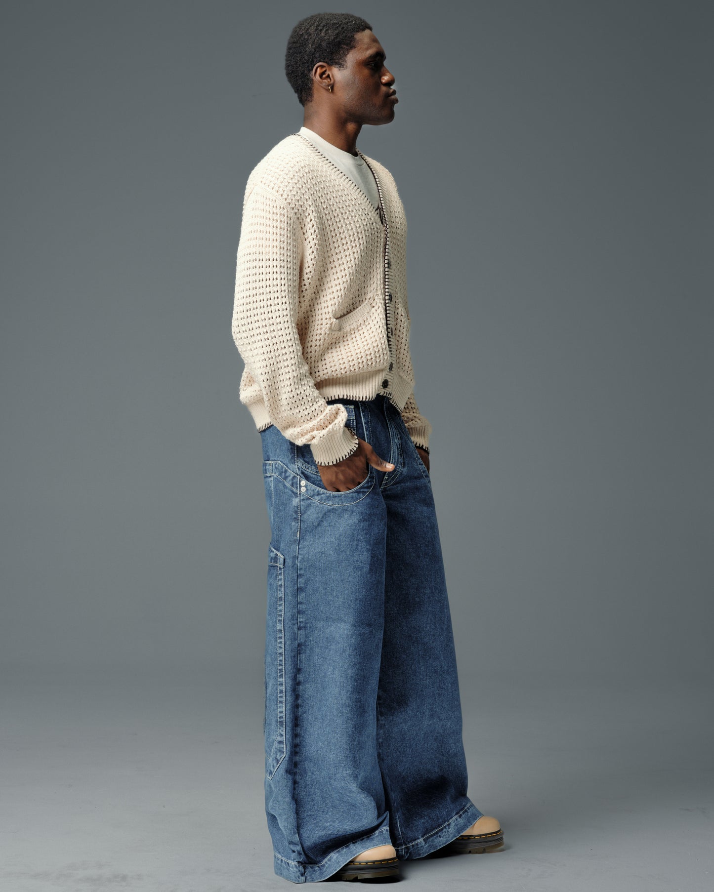 Rhino. 34". Dark Stone.