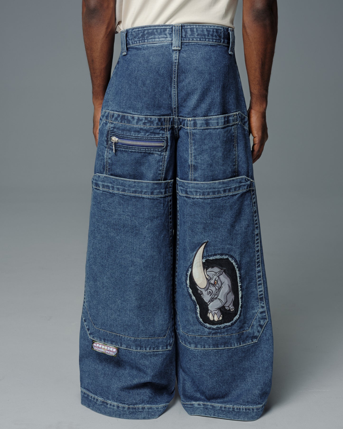 Rhino. 34". Dark Stone.