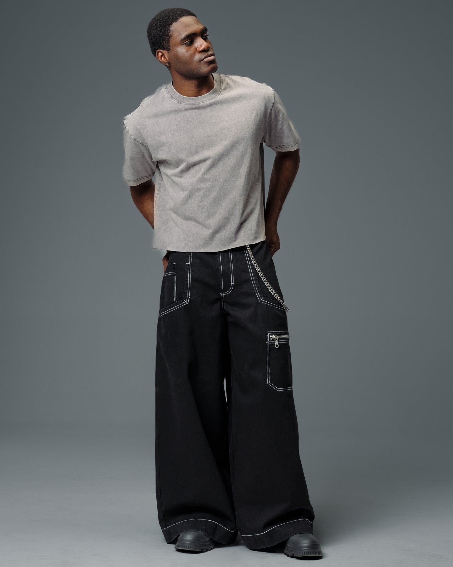 Silverback. 32". Jet Black.