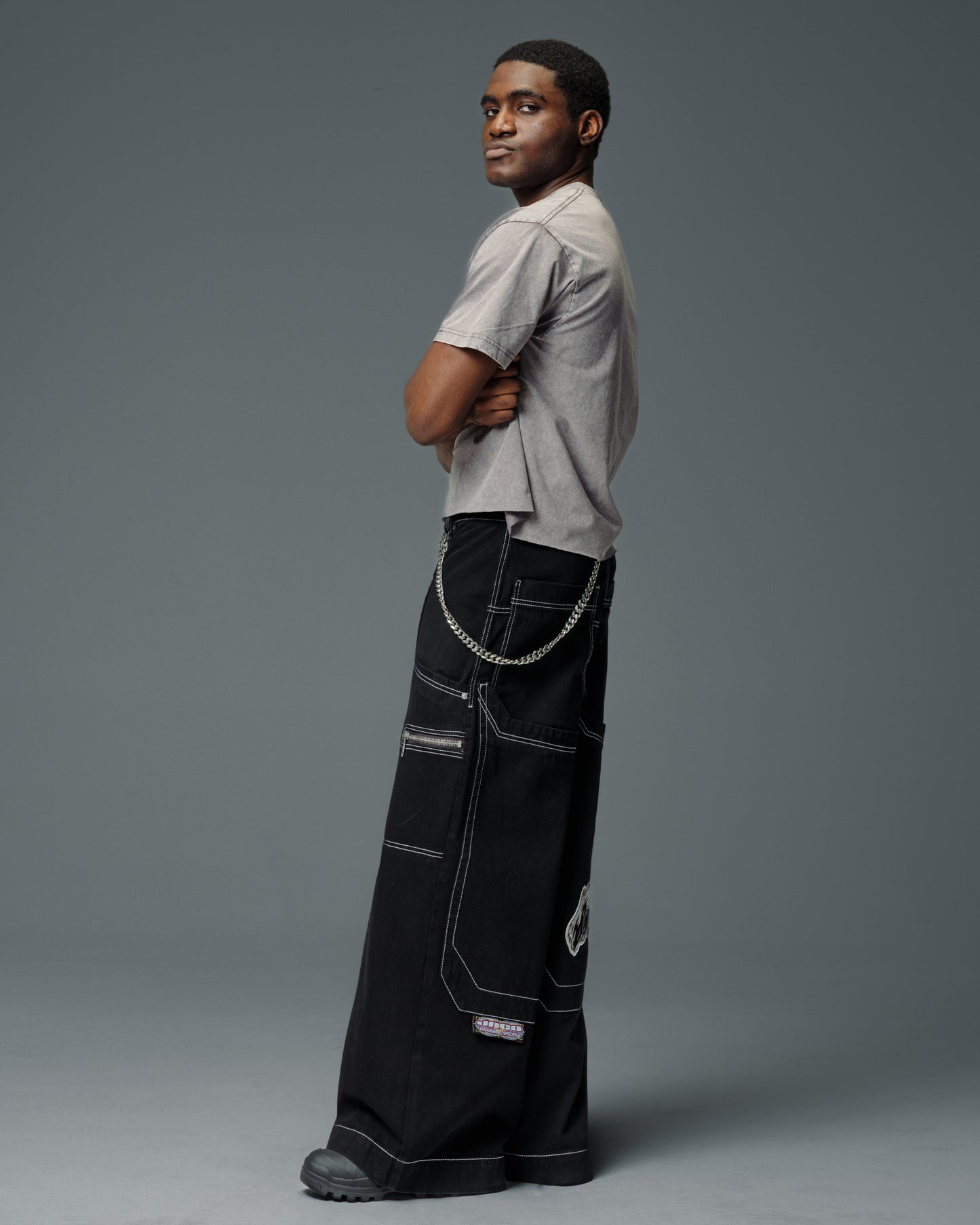 Silverback. 32". Jet Black.