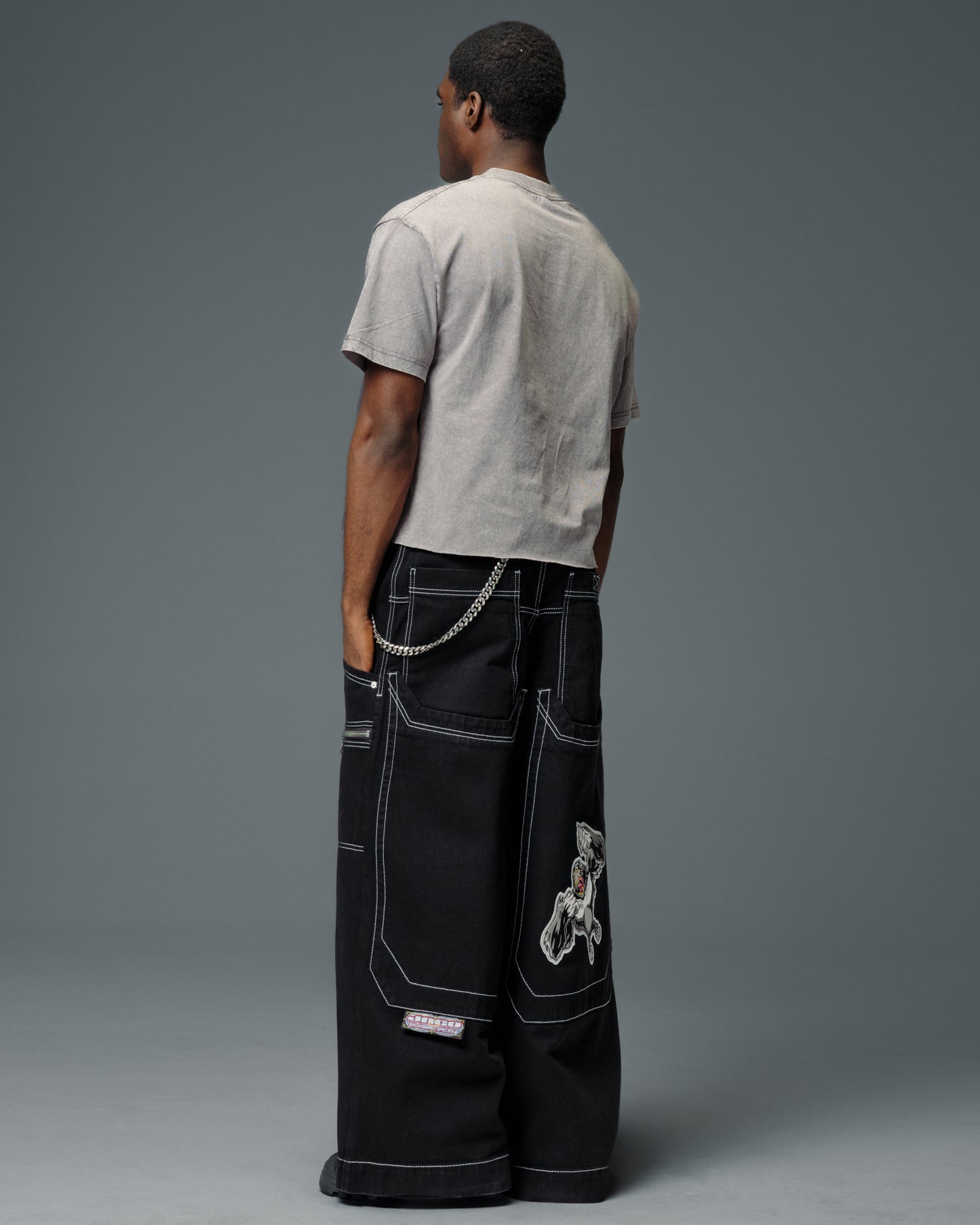 Silverback. 32". Jet Black.