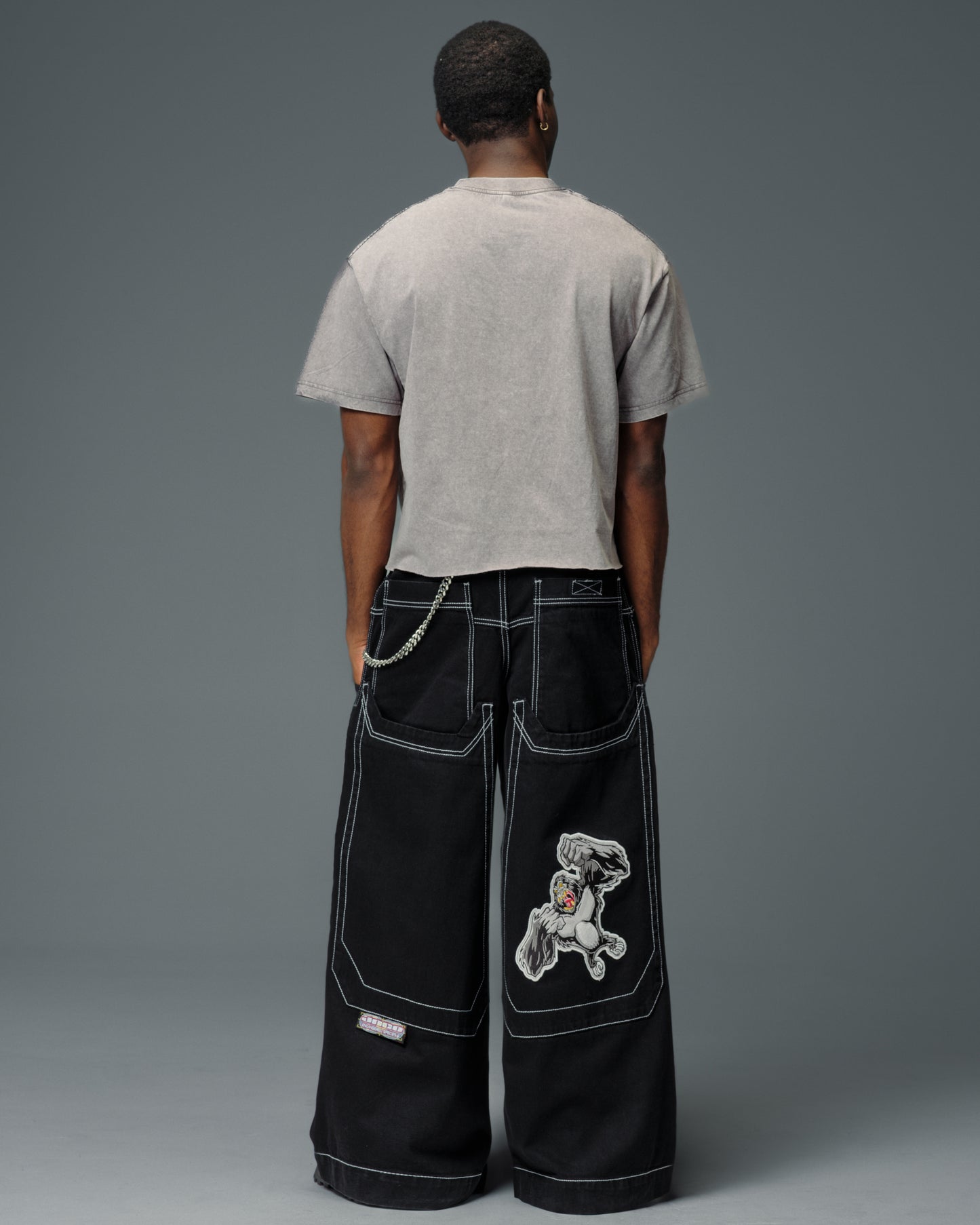 Silverback. 32". Jet Black.