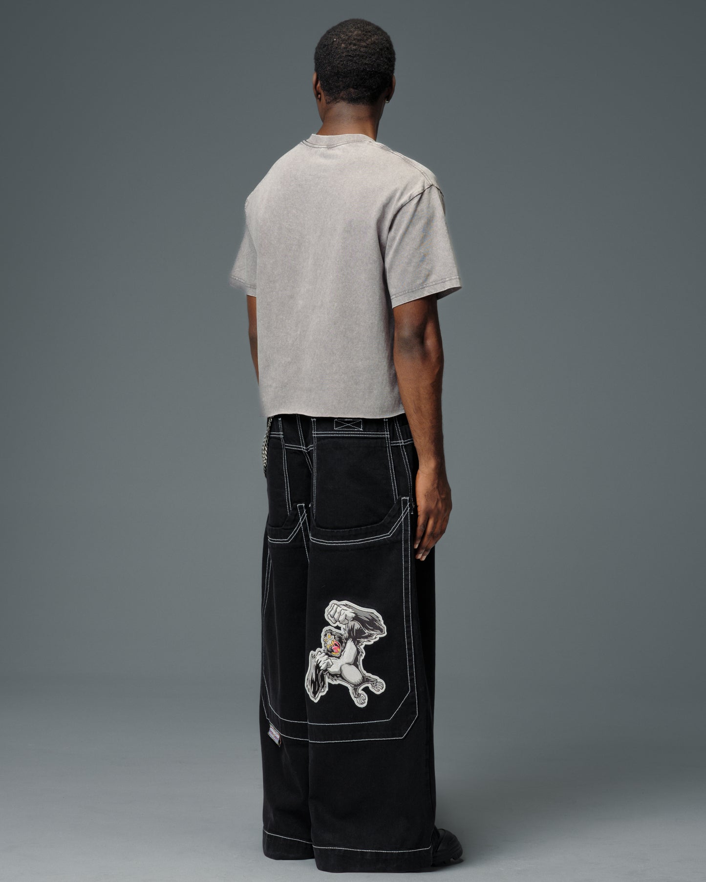 Silverback. 32". Jet Black.