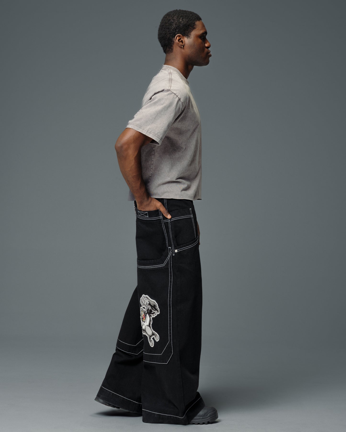 Silverback. 32". Jet Black.