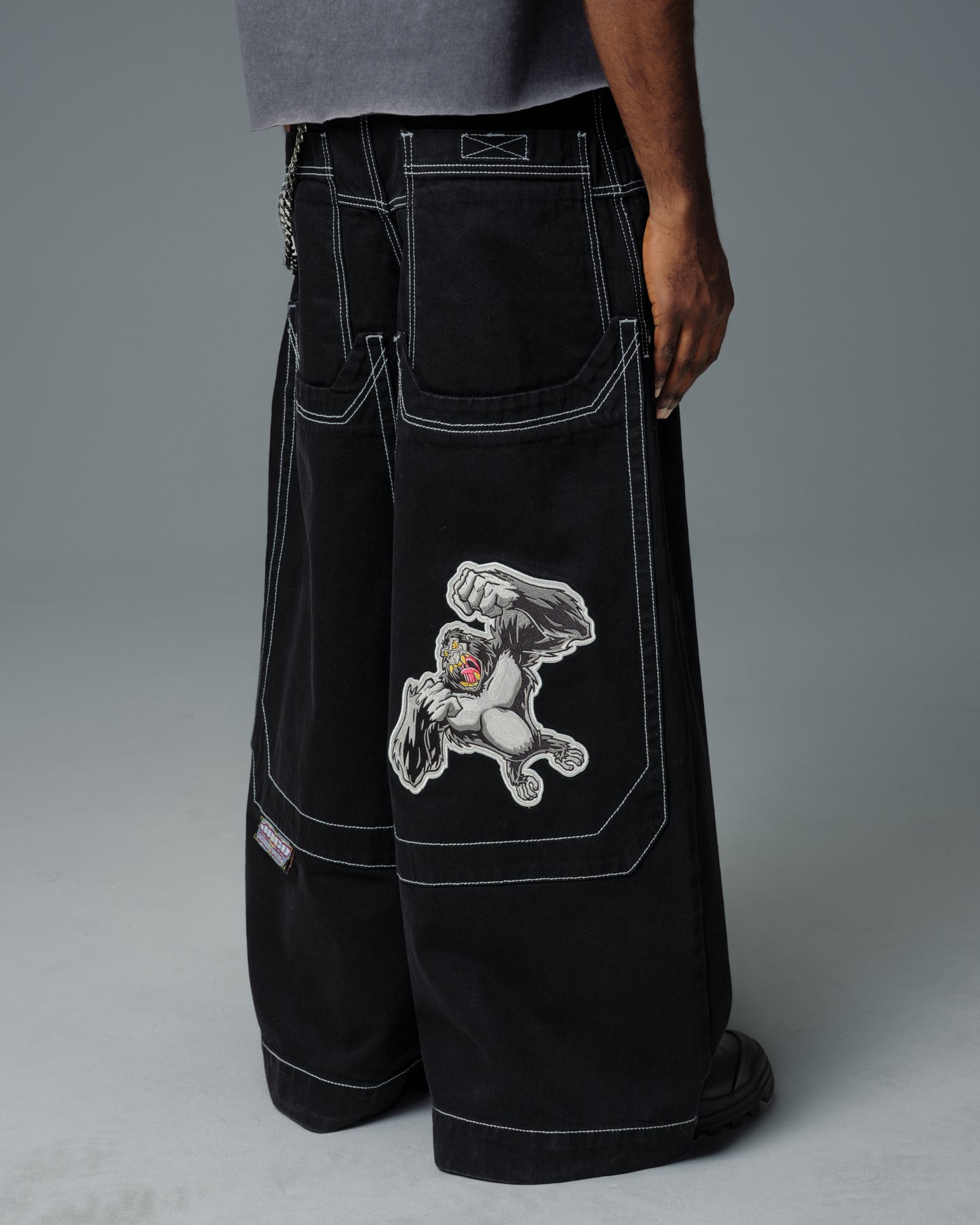 Silverback. 32". Jet Black.