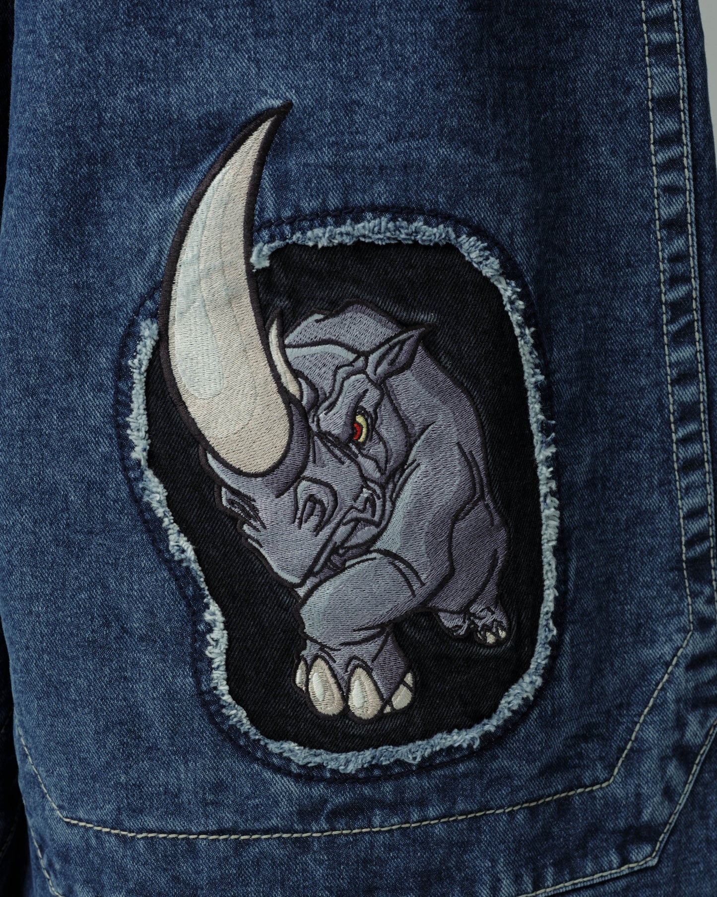 W Rhino. 34". Dark Stone.