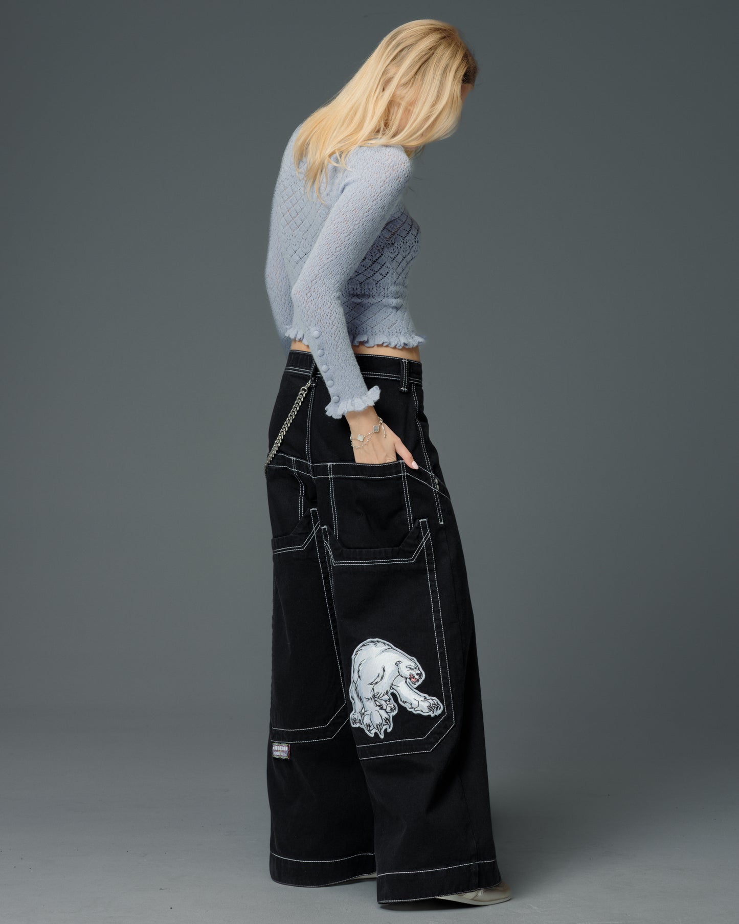 W Polar Bear. 28". Jet Black.
