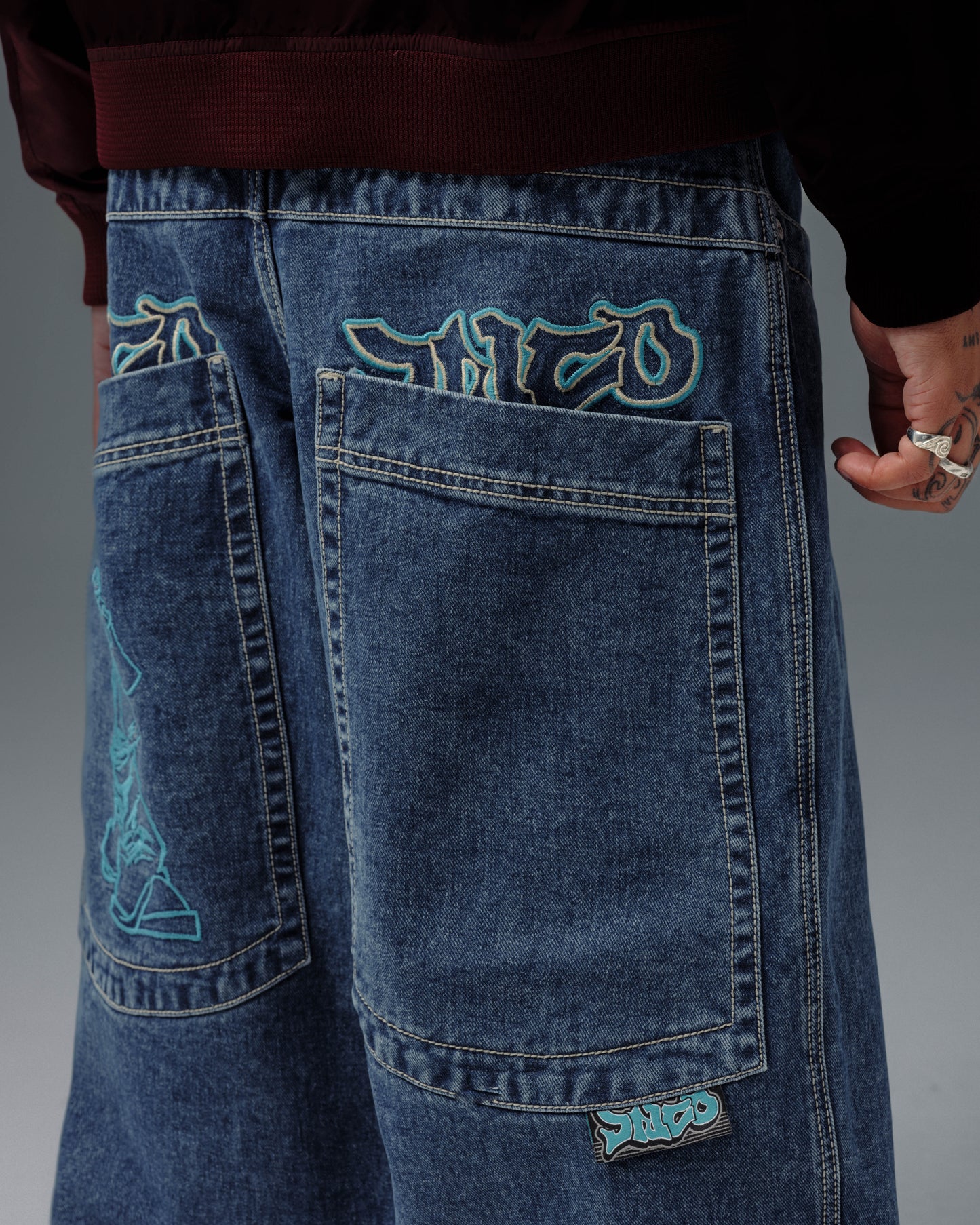 Artistical Uprising. 26". Dark Stone.