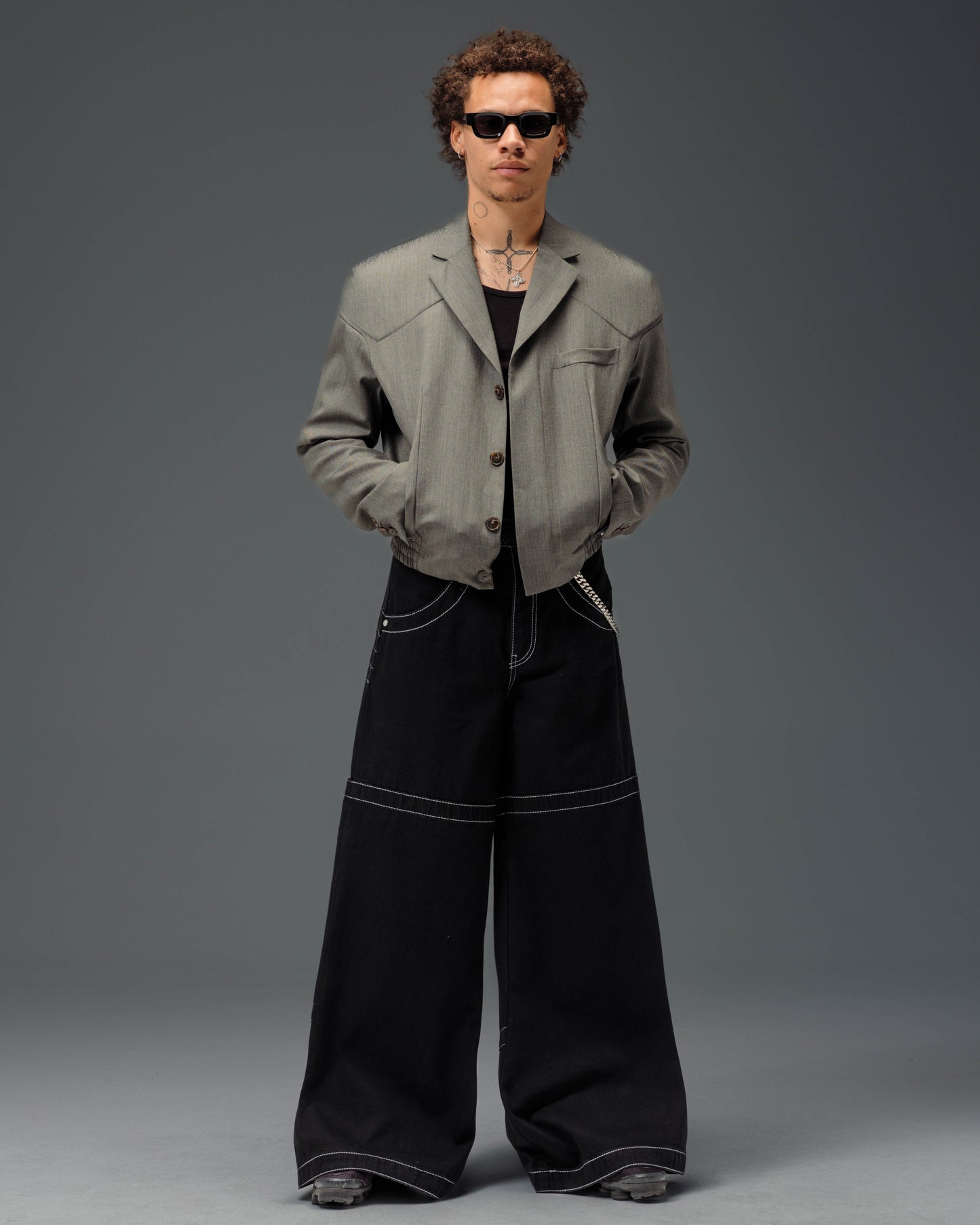 Hangin'. 34". Jet Black.