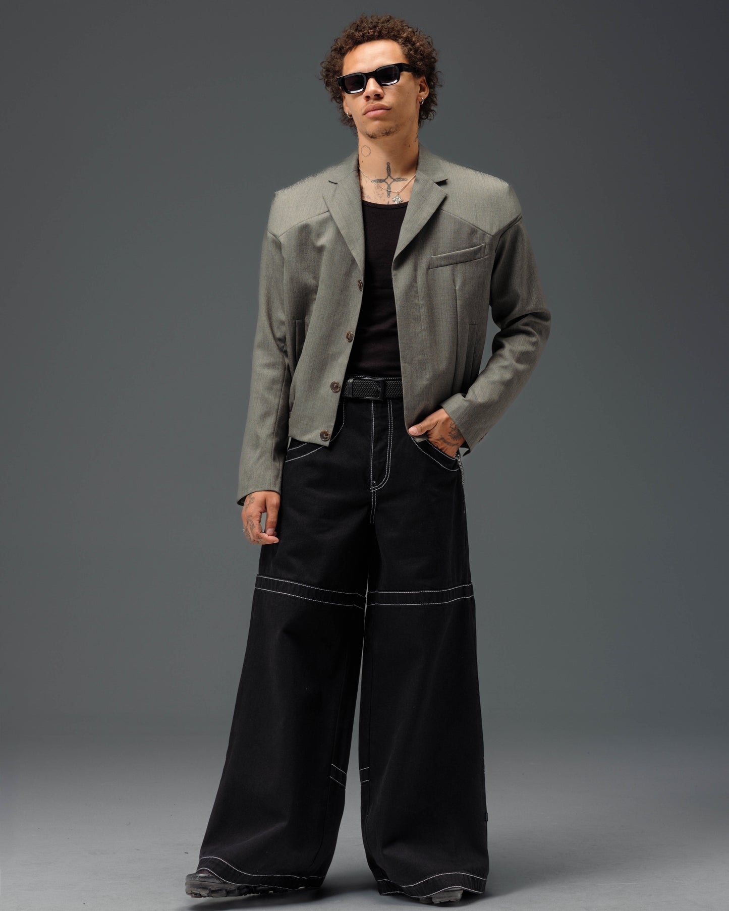 Hangin'. 34". Jet Black.