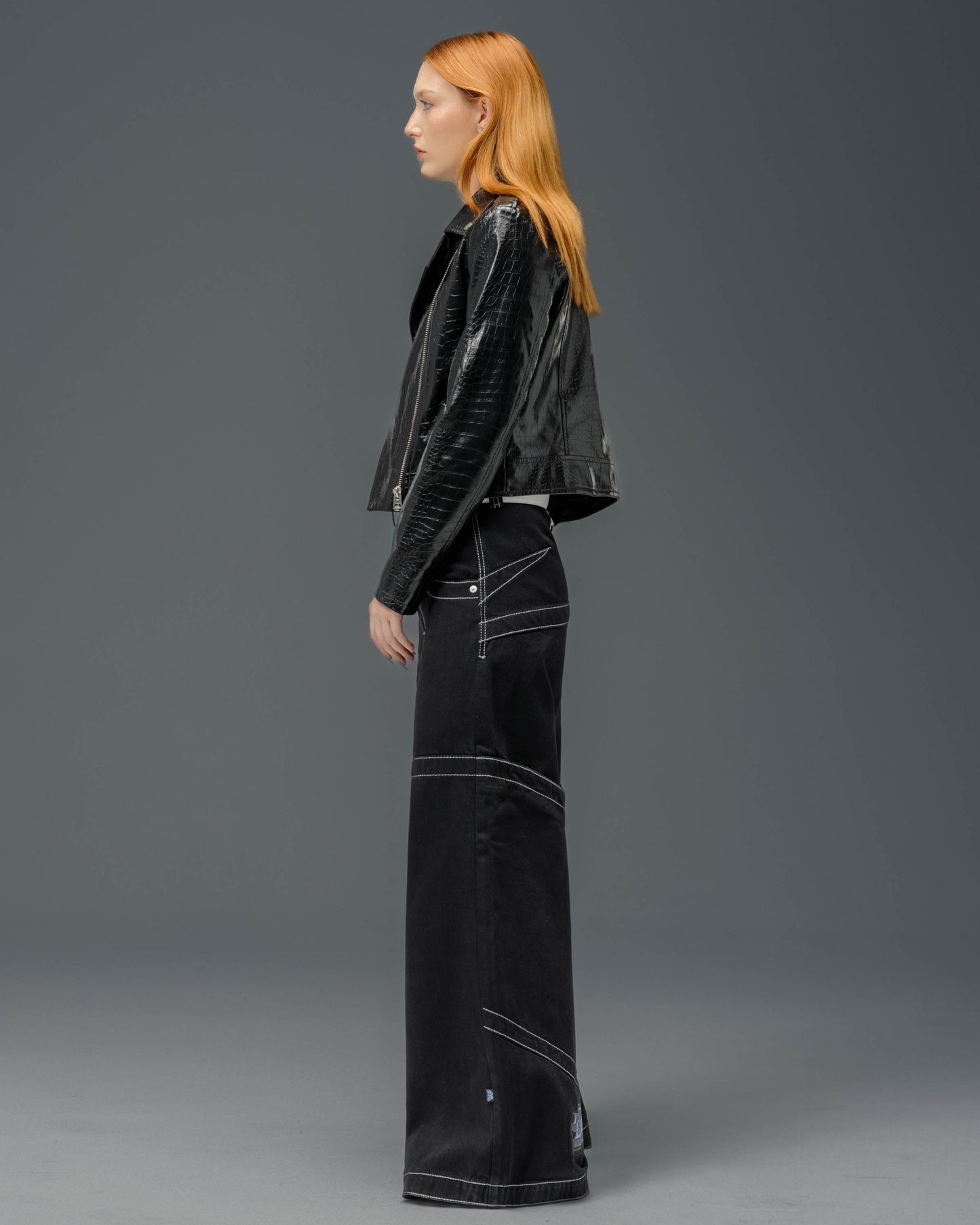 W Hangin'. 34". Jet Black.