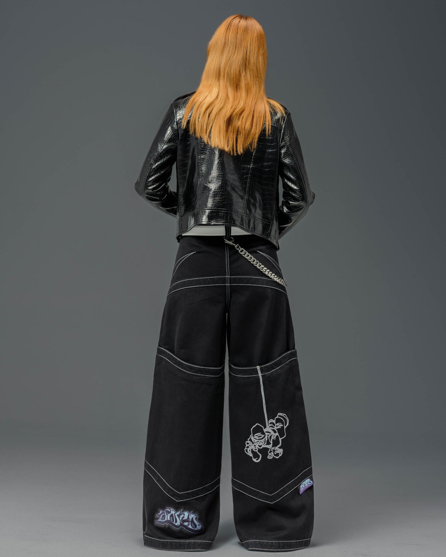 W Hangin'. 34". Jet Black.