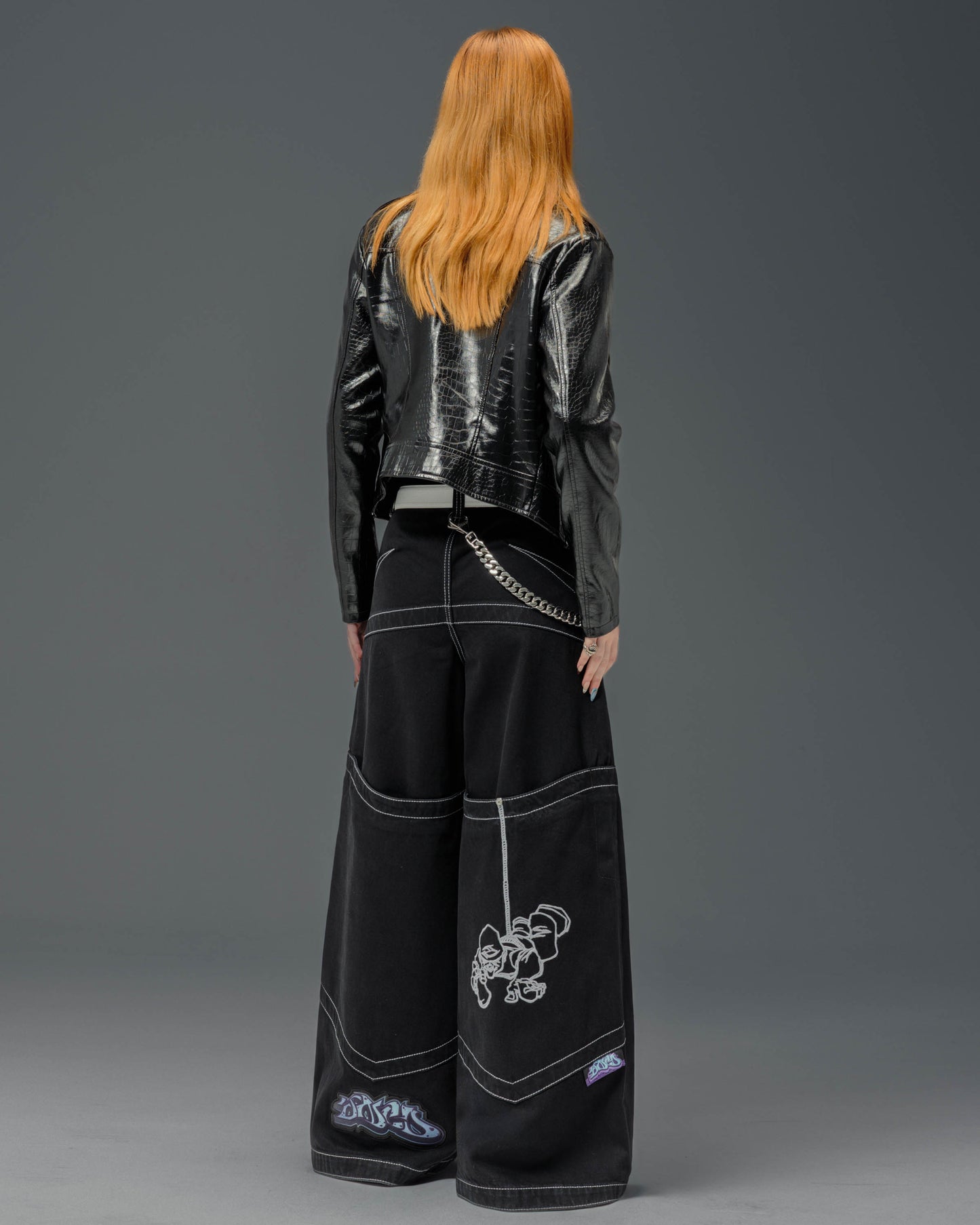 W Hangin'. 34". Jet Black.