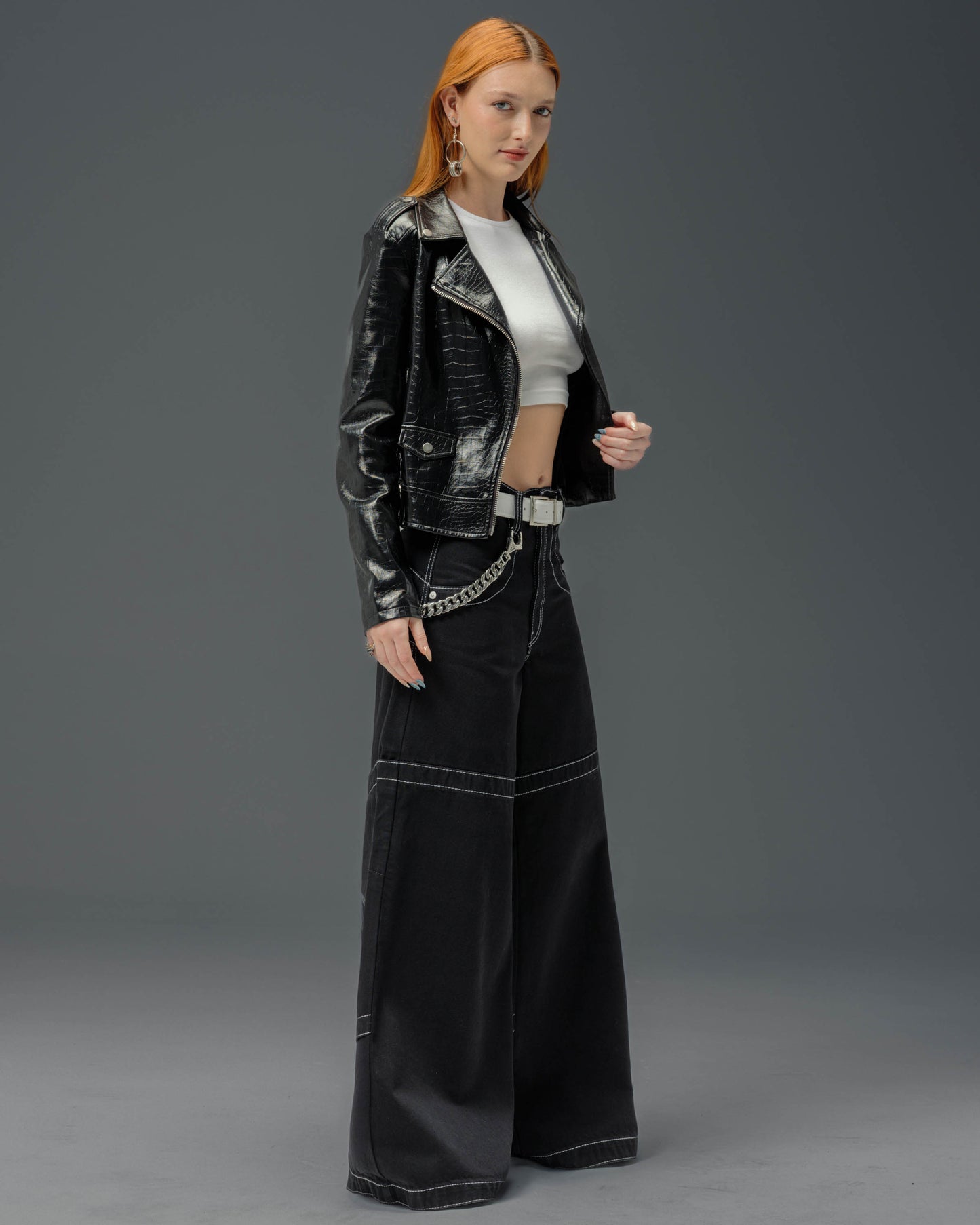 W Hangin'. 34". Jet Black.