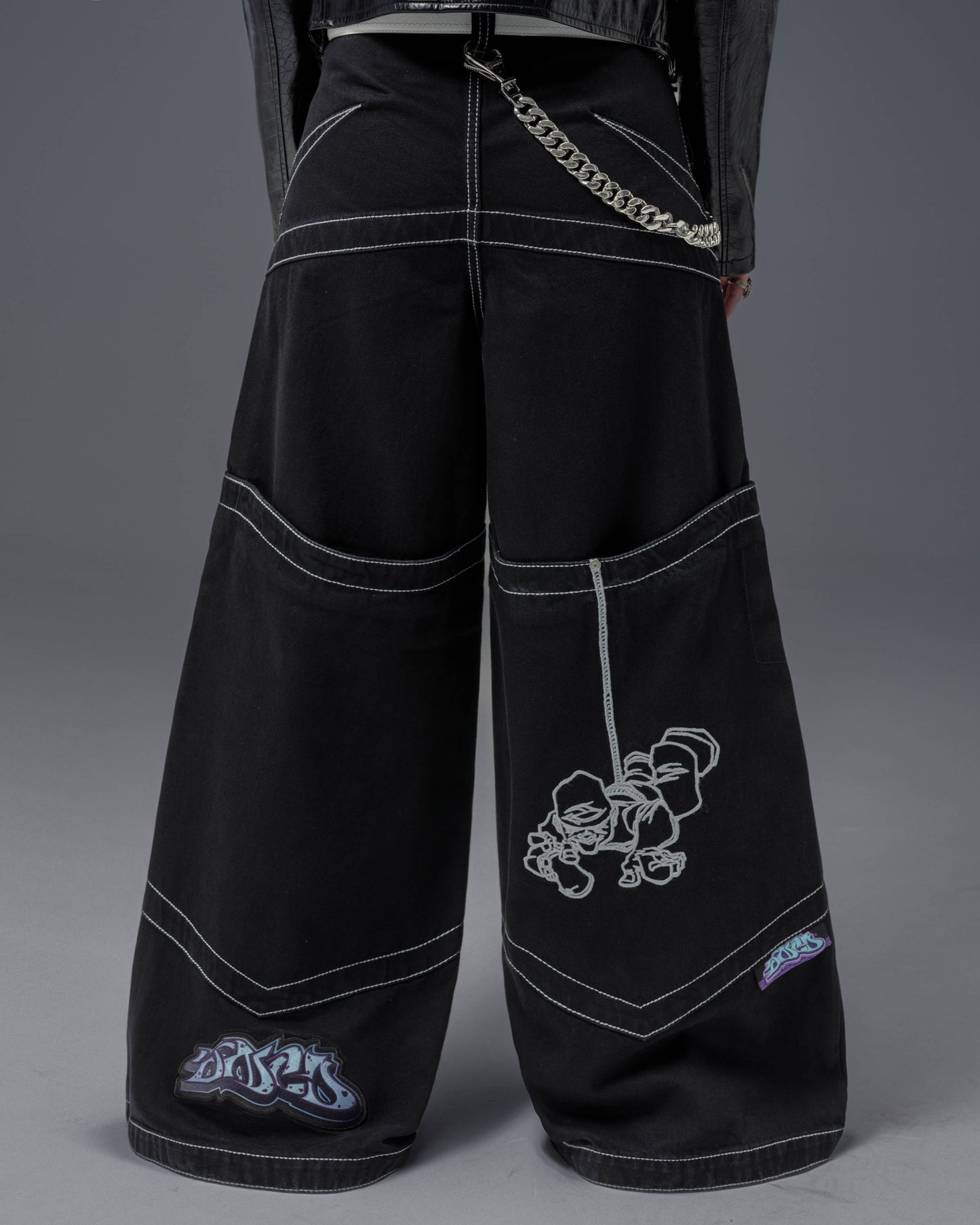 W Hangin'. 34". Jet Black.