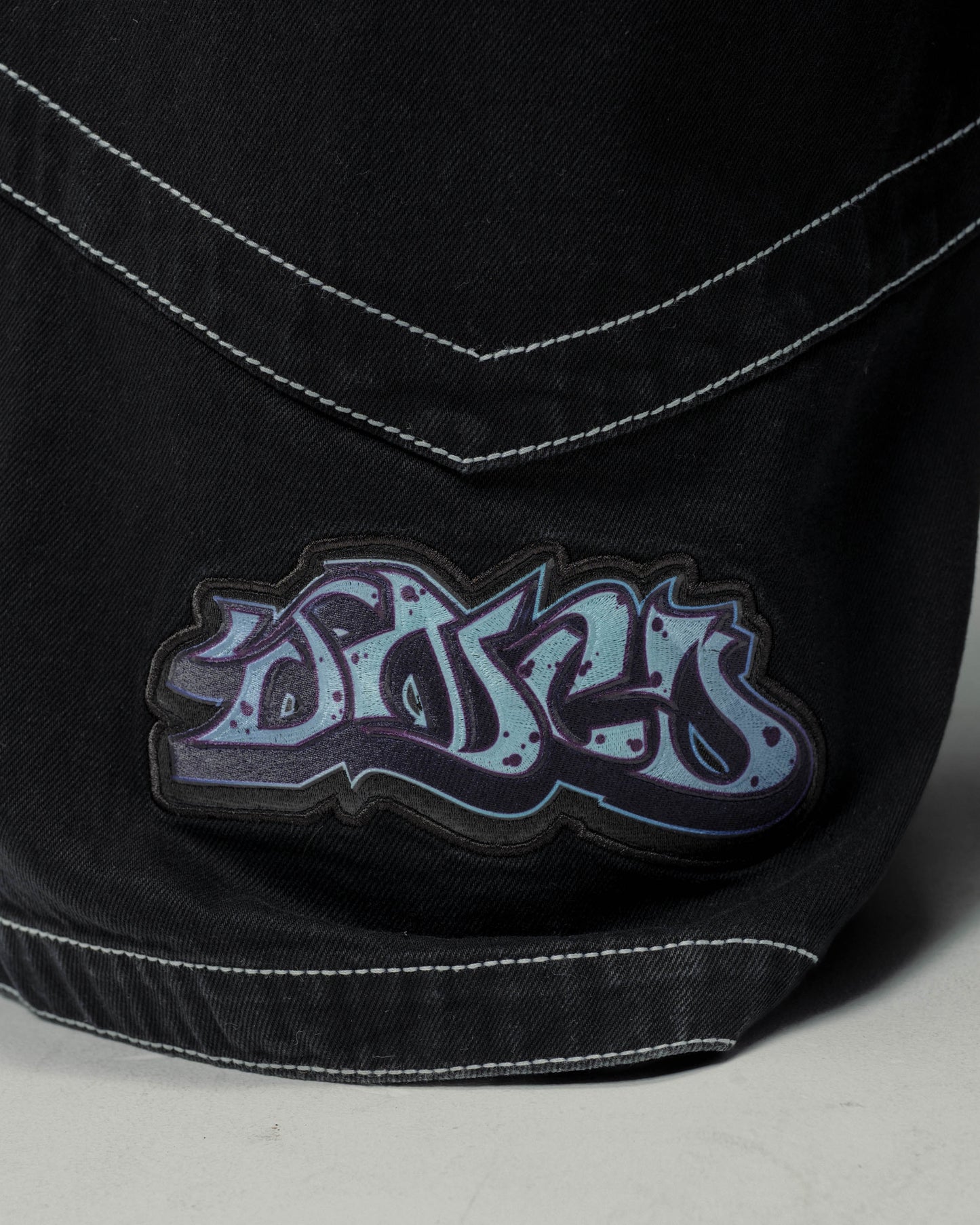 W Hangin'. 34". Jet Black.