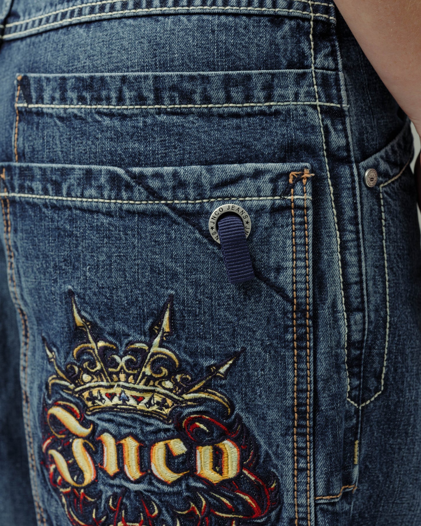 W Royal. 23". Hand-Sand Dark Stone.