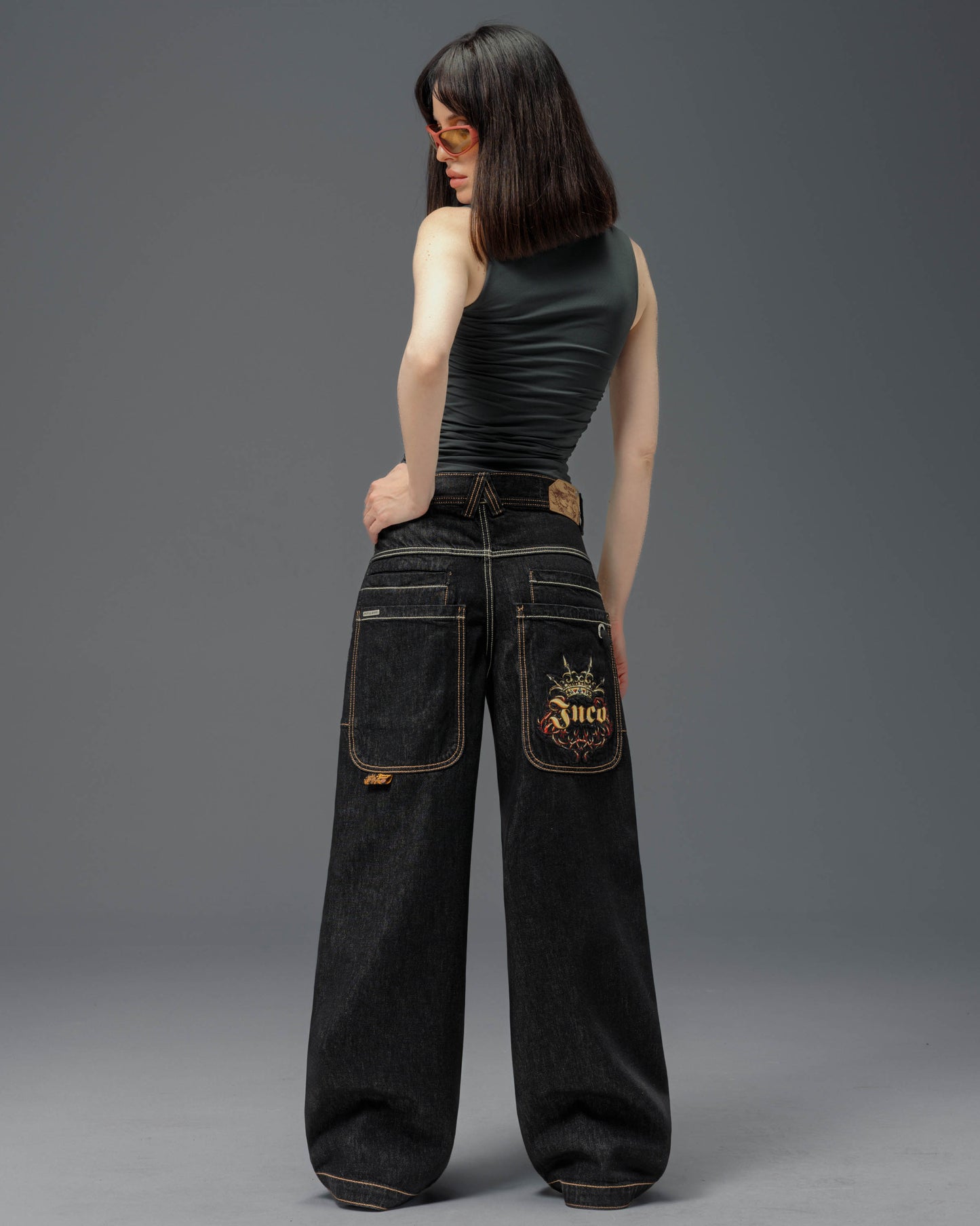 W Royal. 23". Laser Black.