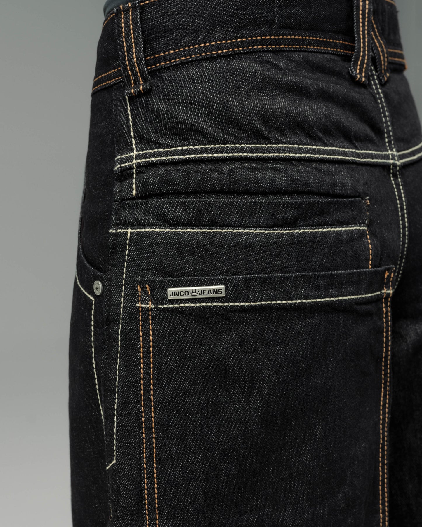 W Royal. 23". Laser Black.