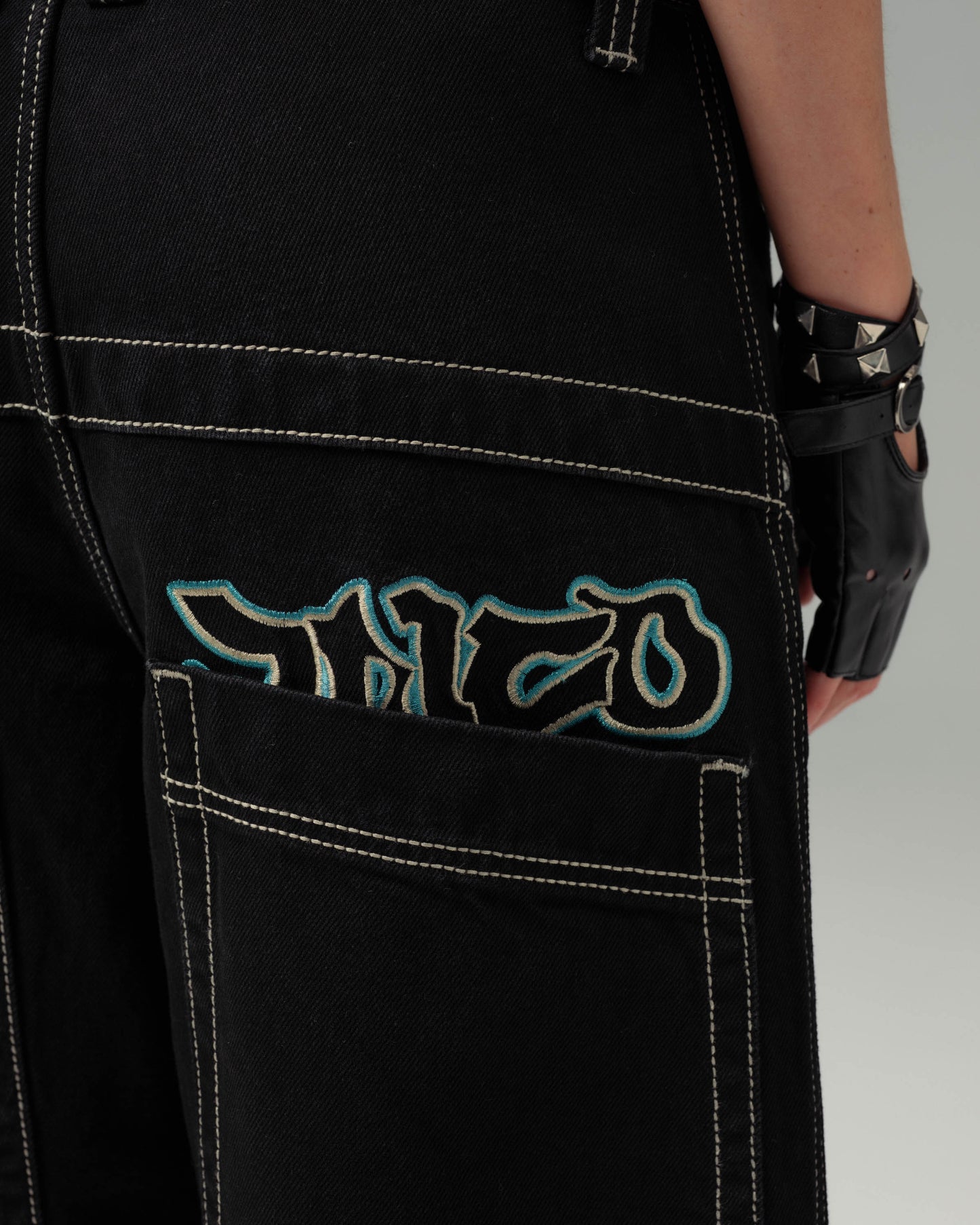 W Artistical Uprising. 26". Jet Black.