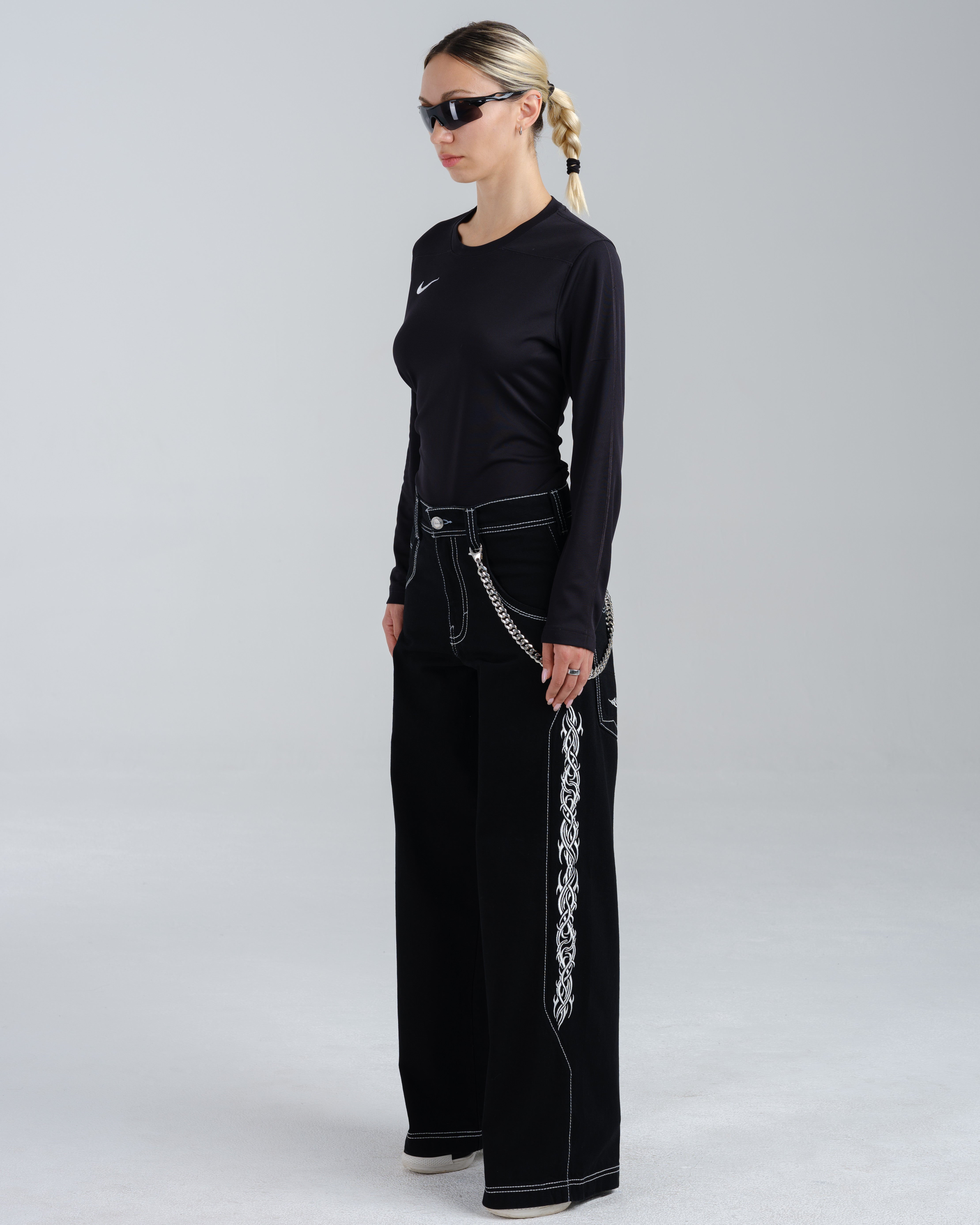 W Majestik. 23". Jet Black.