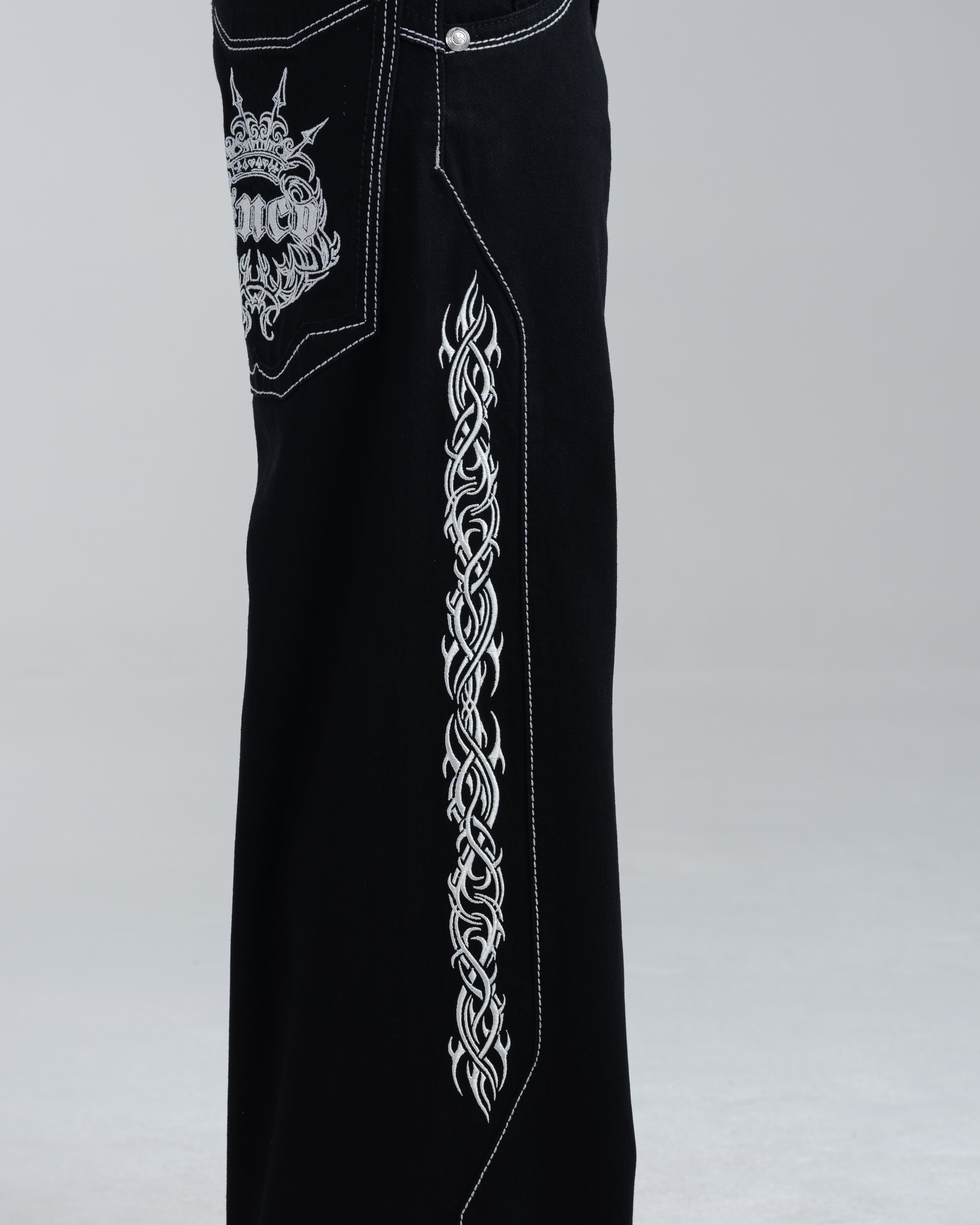 W Majestik. 23". Jet Black.