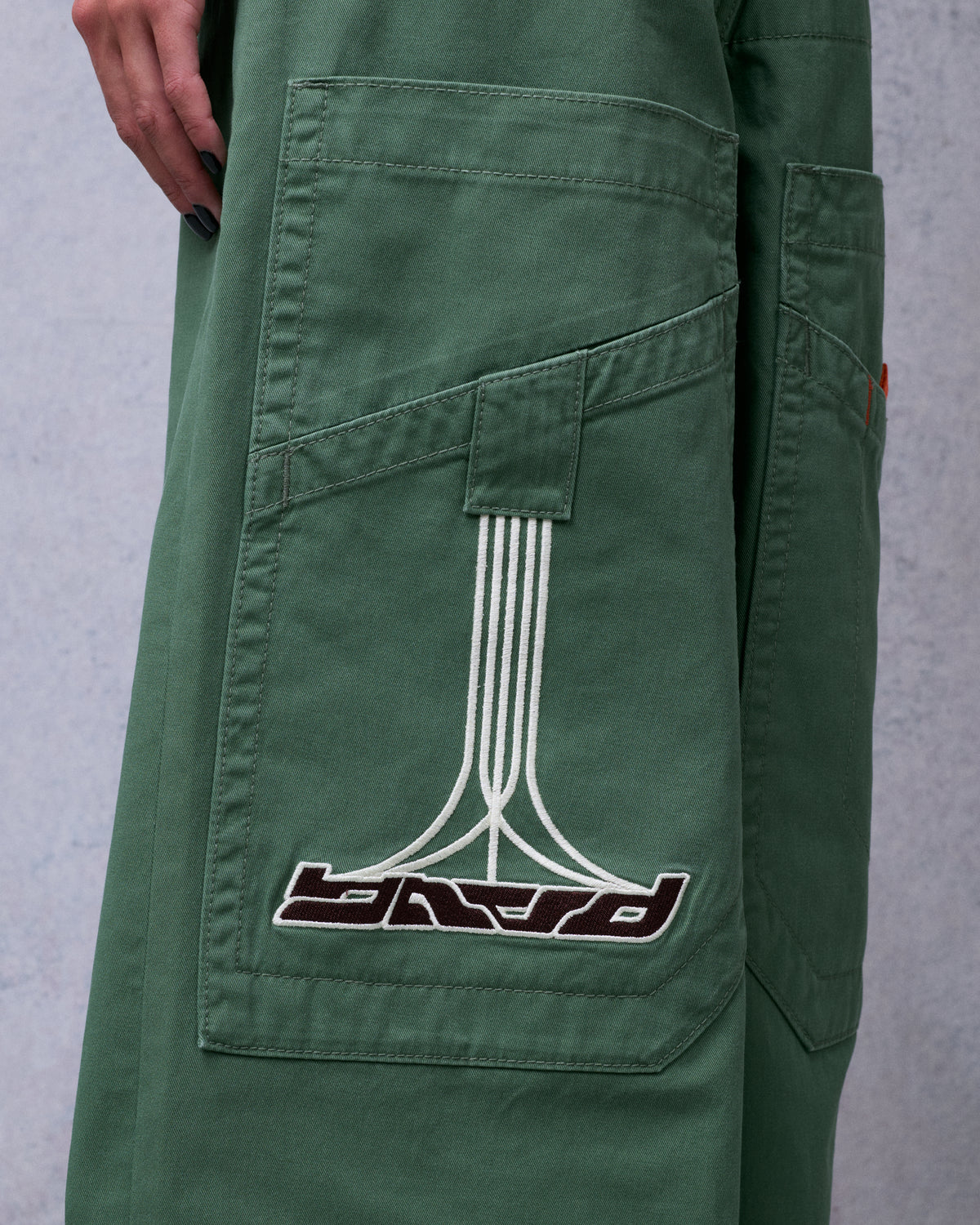 W Auto Cue. 28”. Army Green Twill.