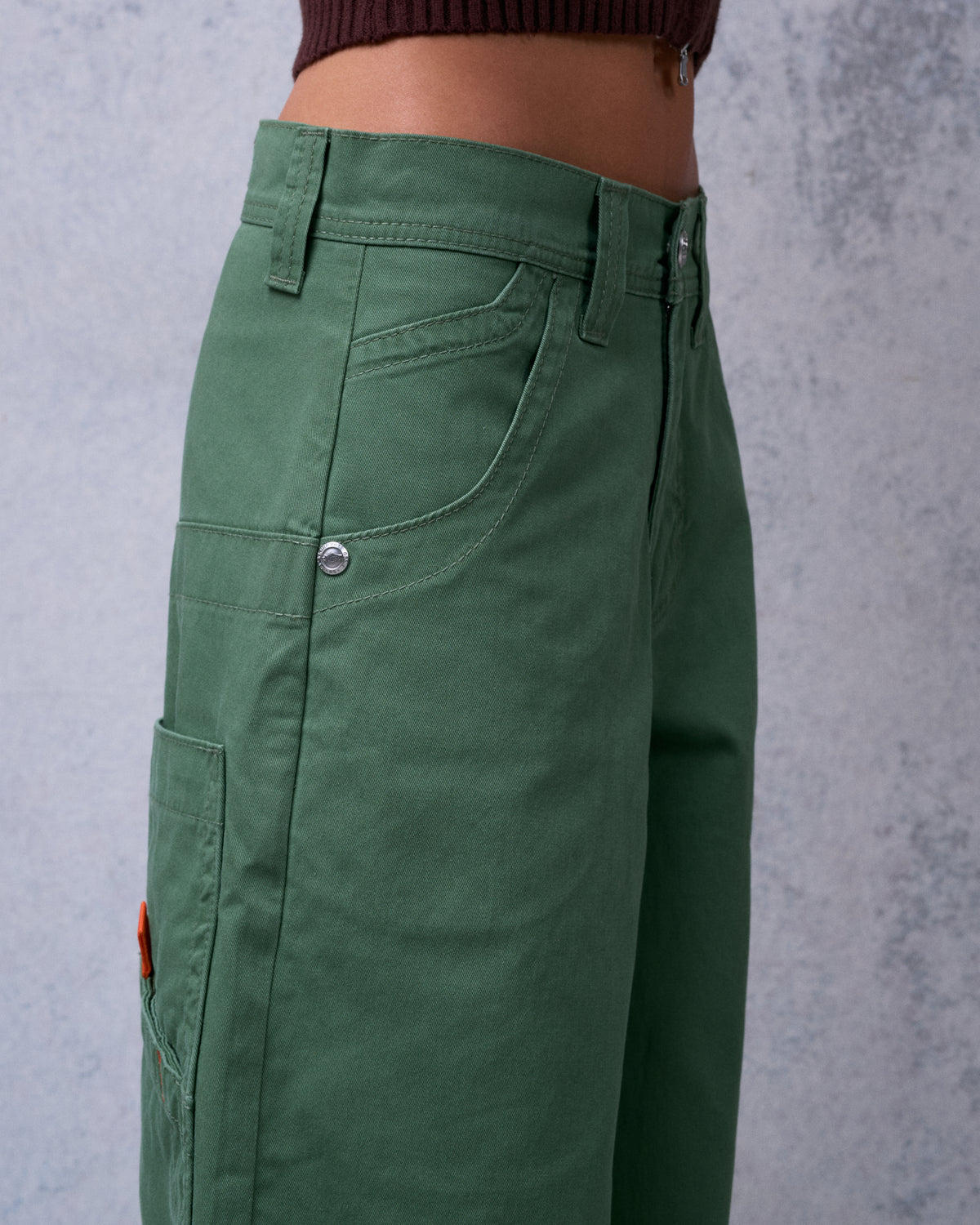 W Auto Cue. 28”. Army Green Twill.
