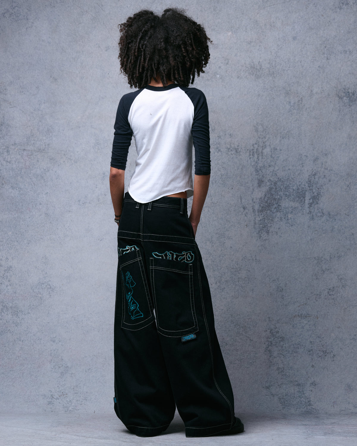 W Artistical Uprising. 26". Jet Black.