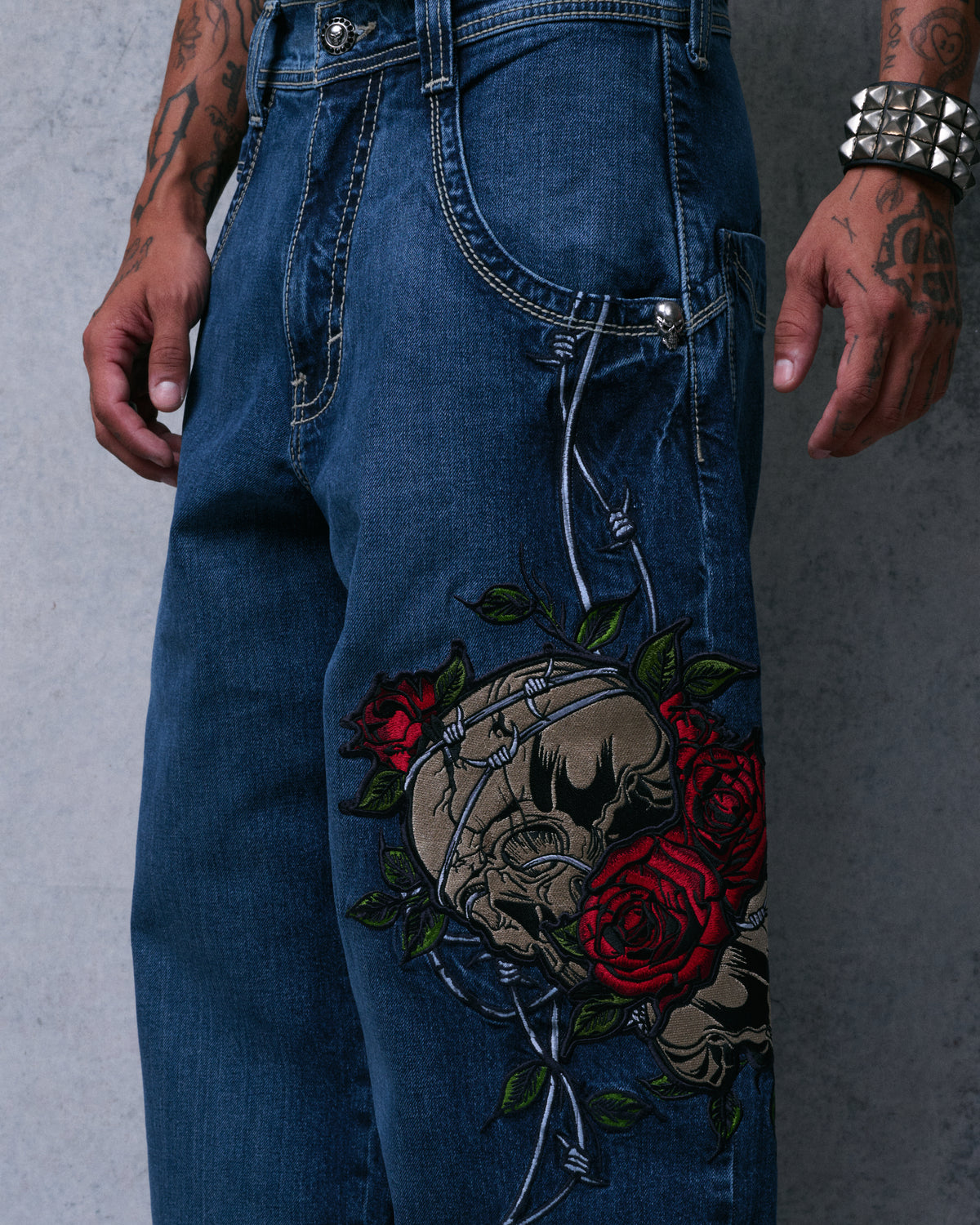 Skull & Roses. 24". Hand-Sand Dark Stone.