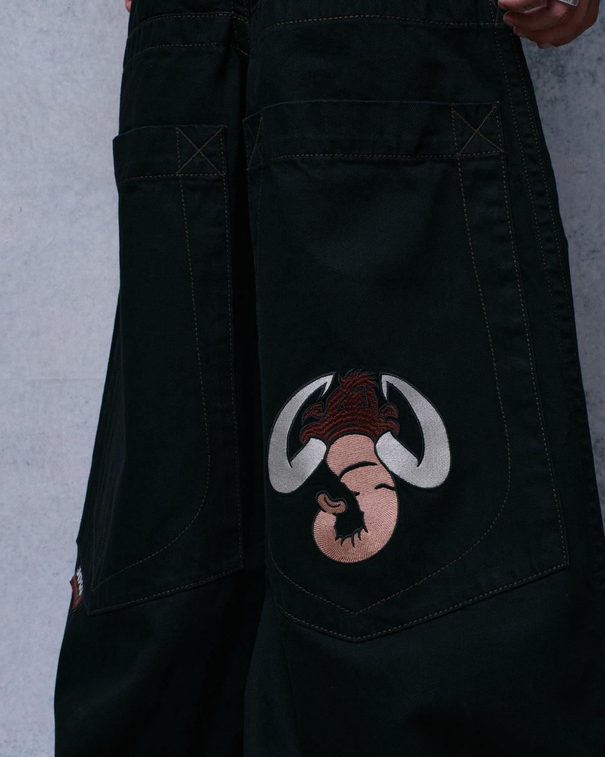 Mammoth. 40". Jet Black.