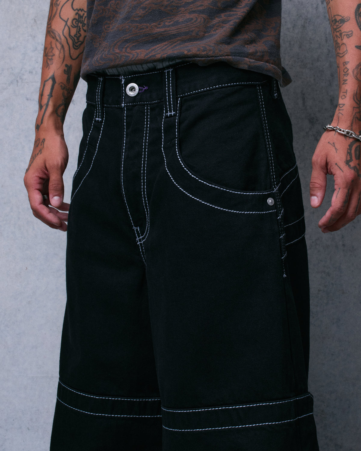Hangin'. 34". Jet Black.