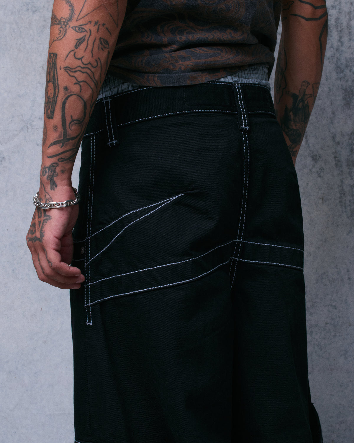 Hangin'. 34". Jet Black.