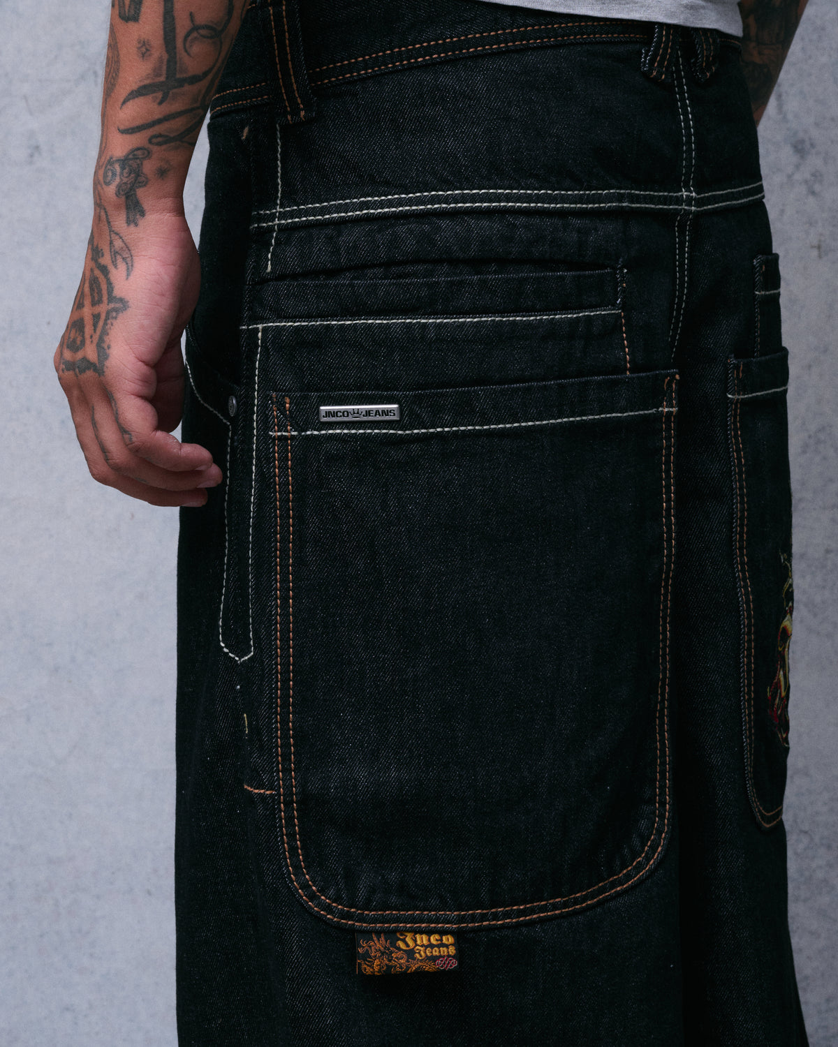 Royal. 23". Laser Black.