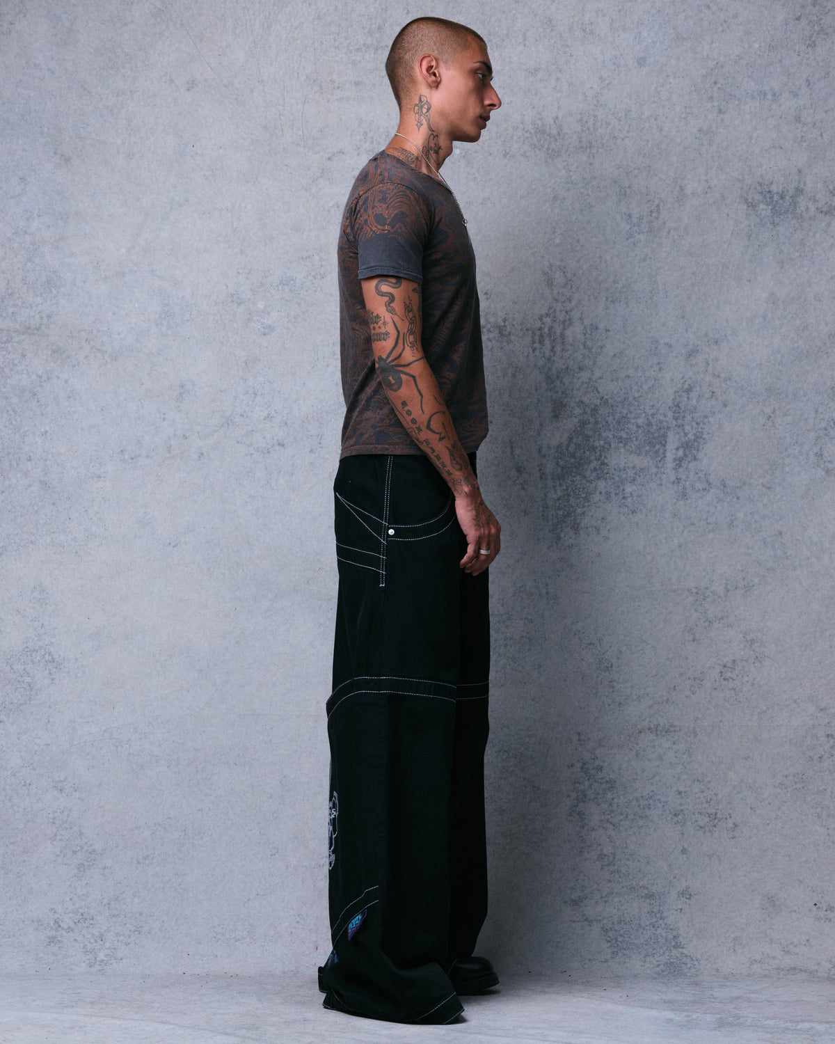 Hangin'. 34". Jet Black.