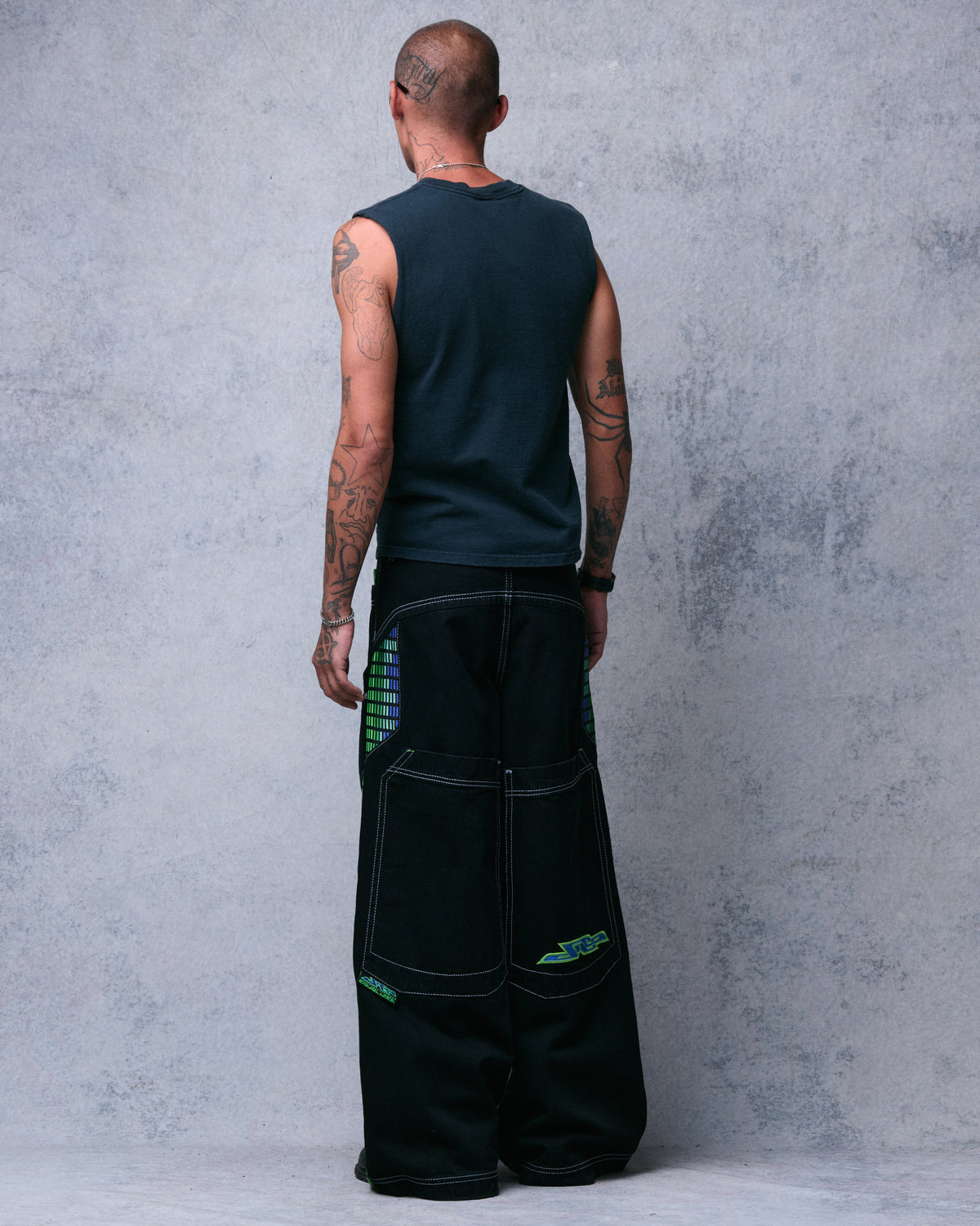 Equalizer. 28". Jet Black.