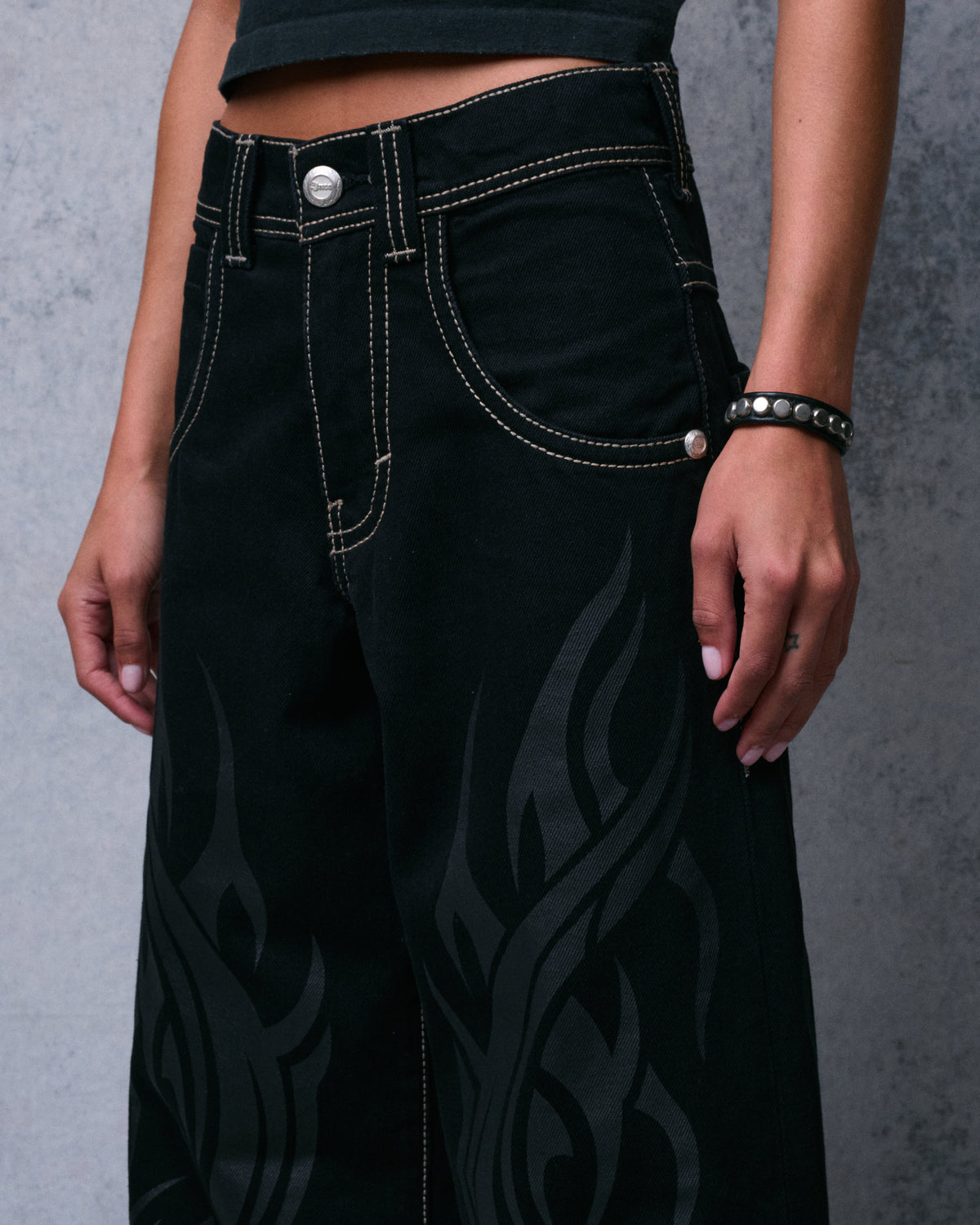 W Flame Karatz. 23". Jet Black.