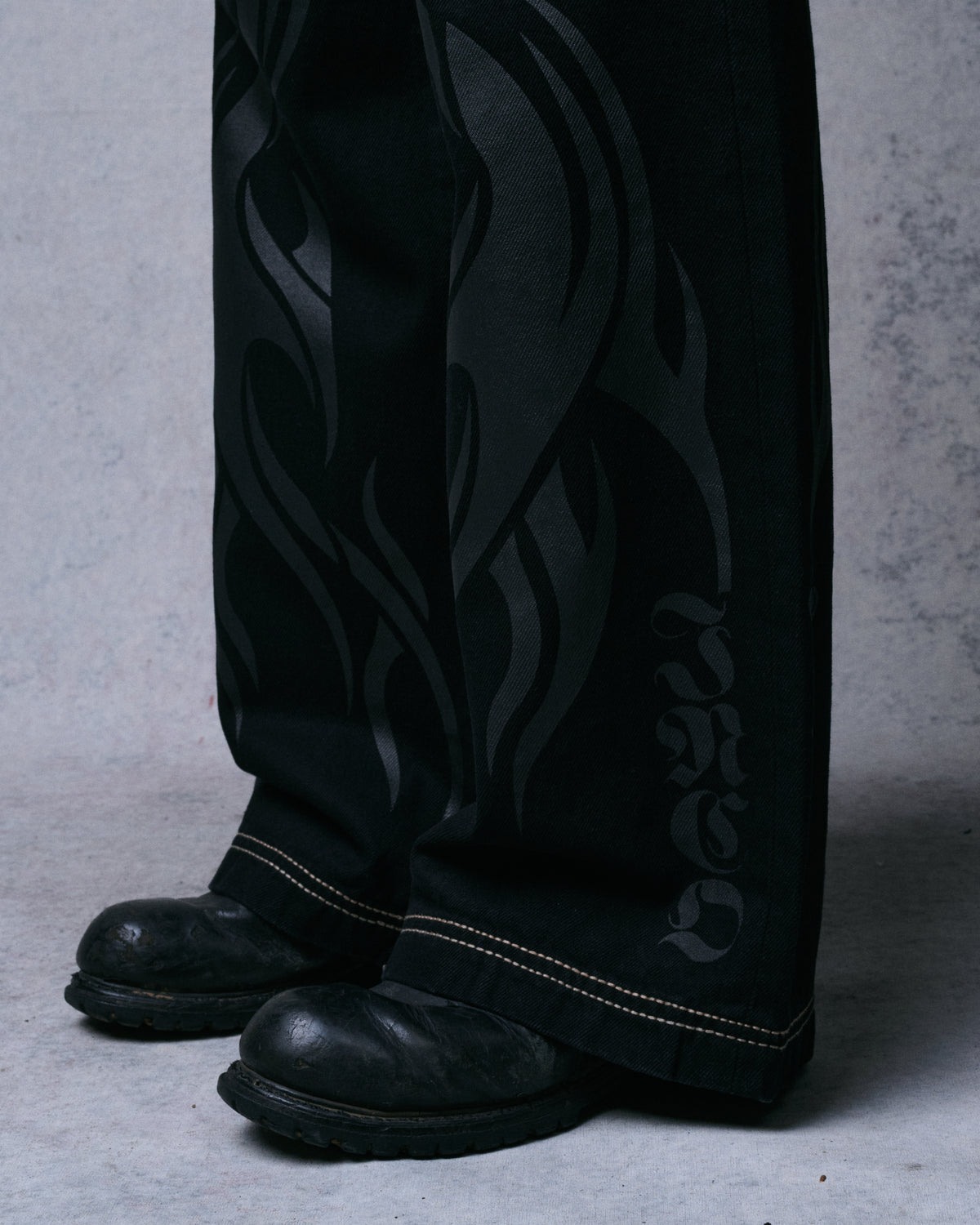 W Flame Karatz. 23". Jet Black.
