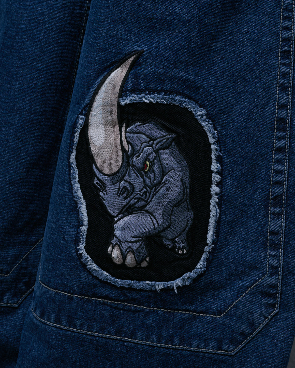 W Rhino. 34". Dark Stone.