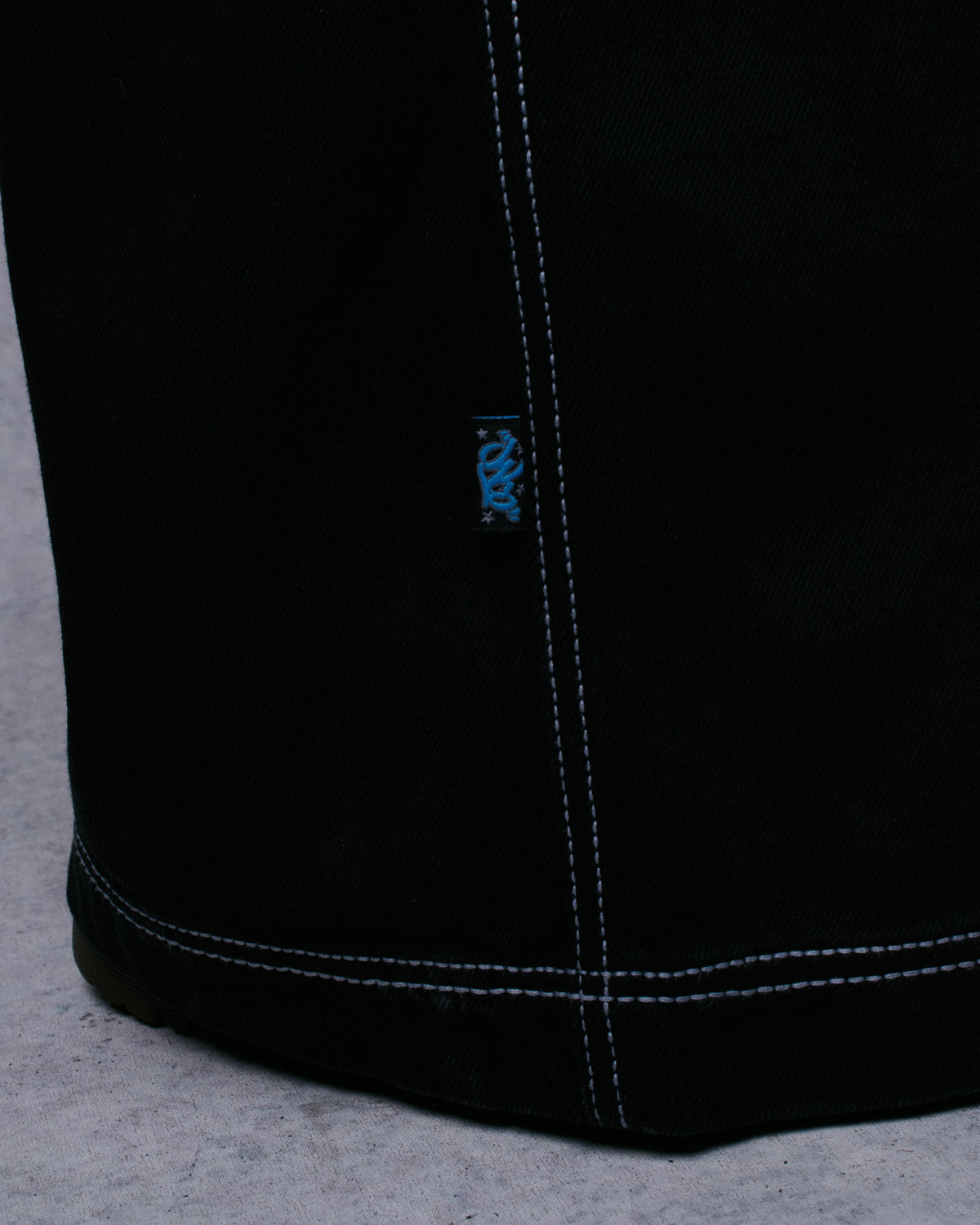 W Battle. 30". Jet Black.