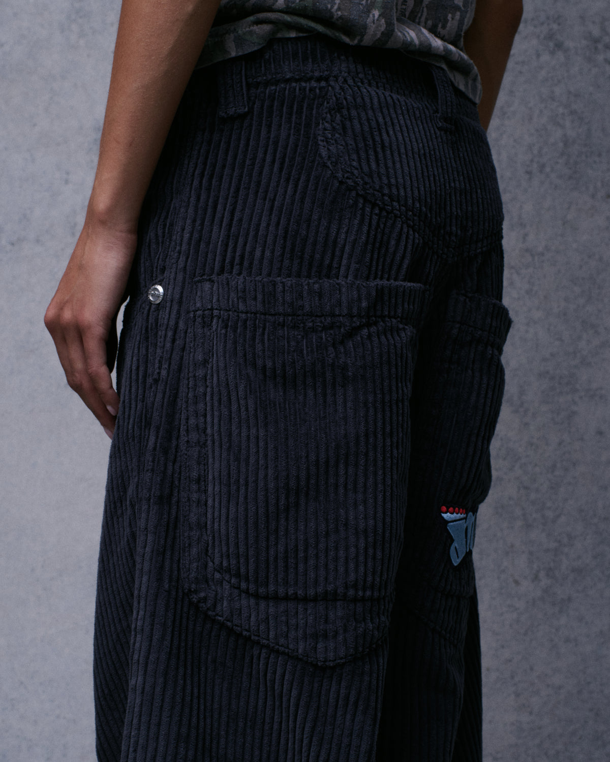 W169 Low Down. 20". 4 Wale Corduroy. Magnet