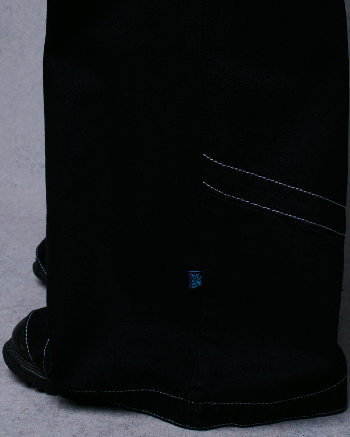 W Hangin'. 34". Jet Black.