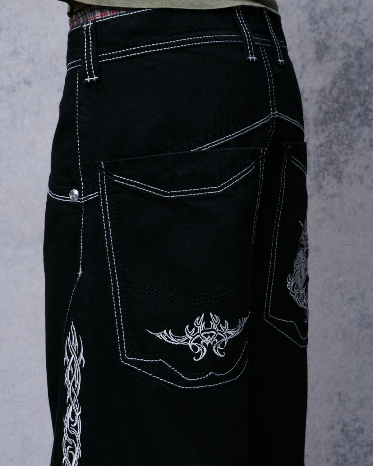 Majestik. 23". Jet Black.