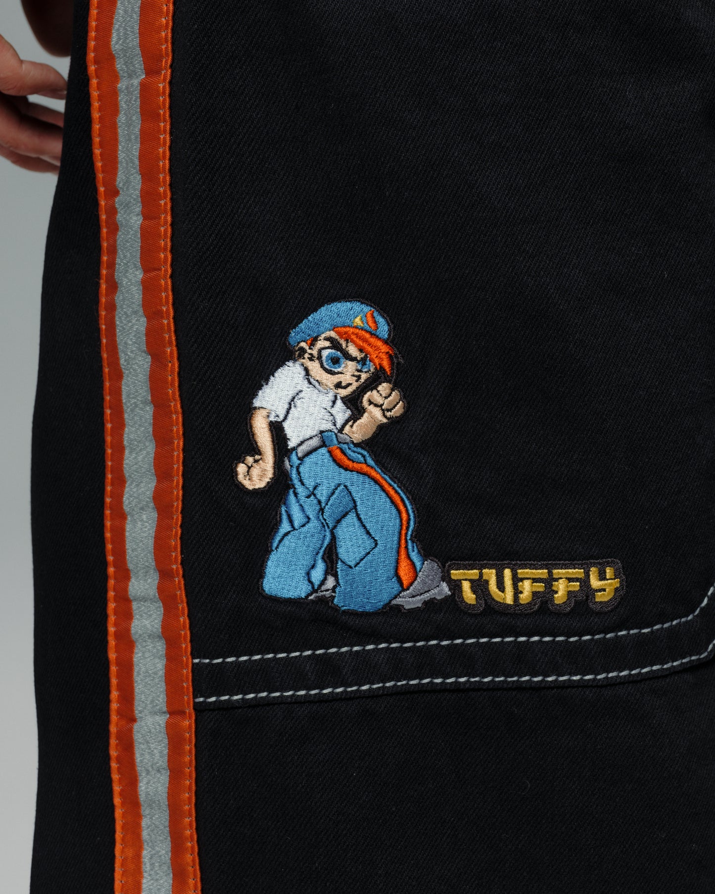 W Tuffy. 23". Jet Black.