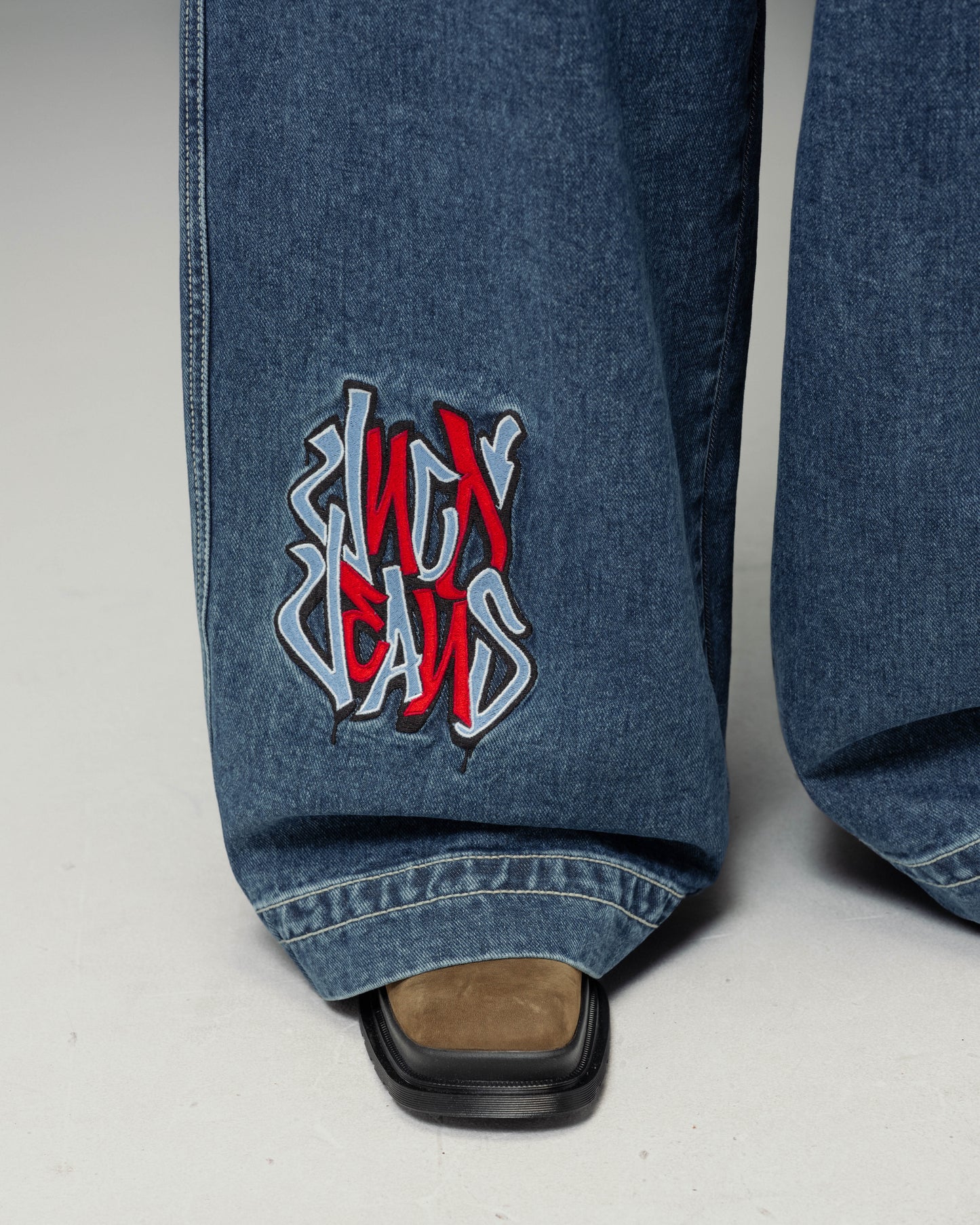 W Rollin. 26". Dark Stone.