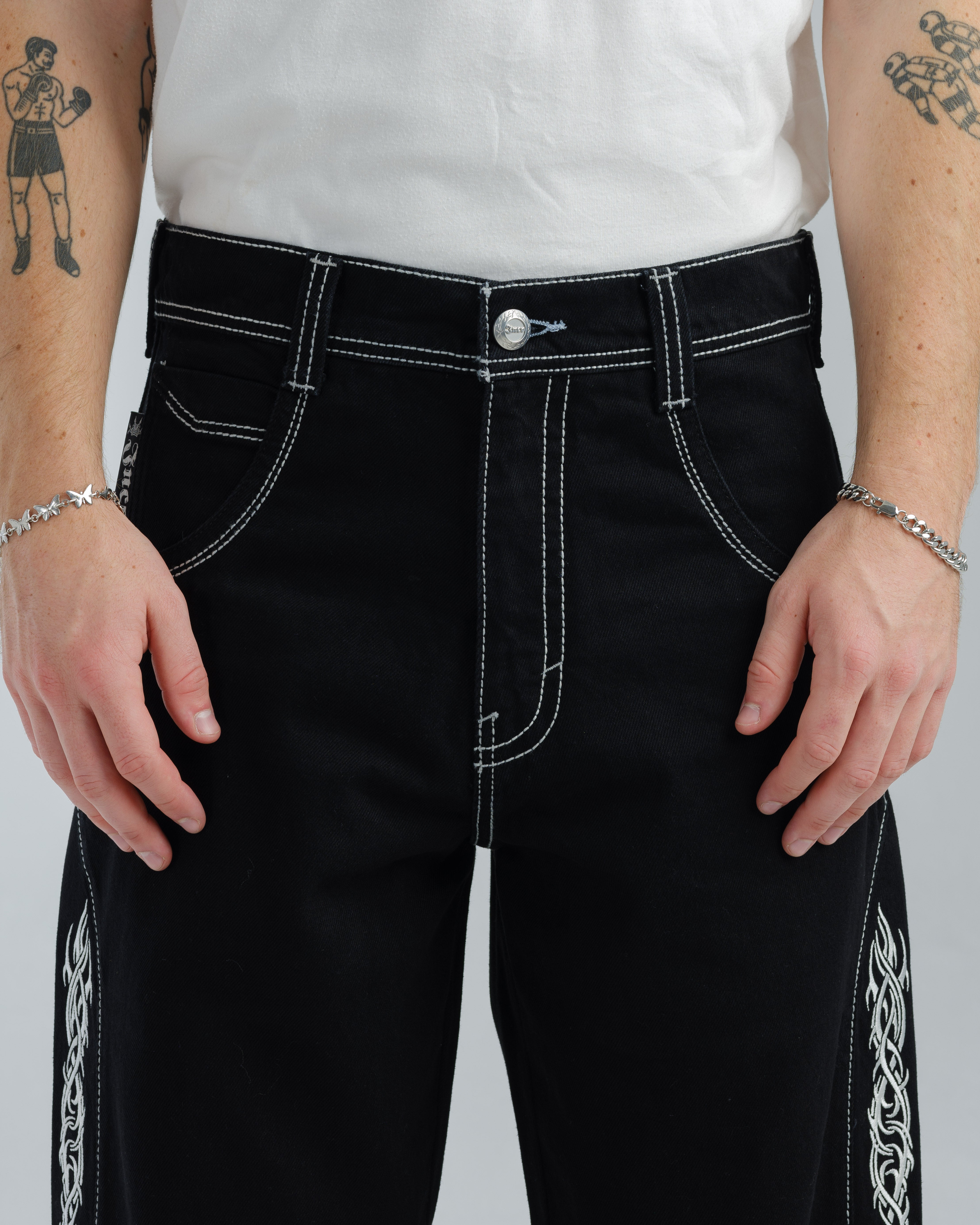 Majestik. 23". Jet Black.